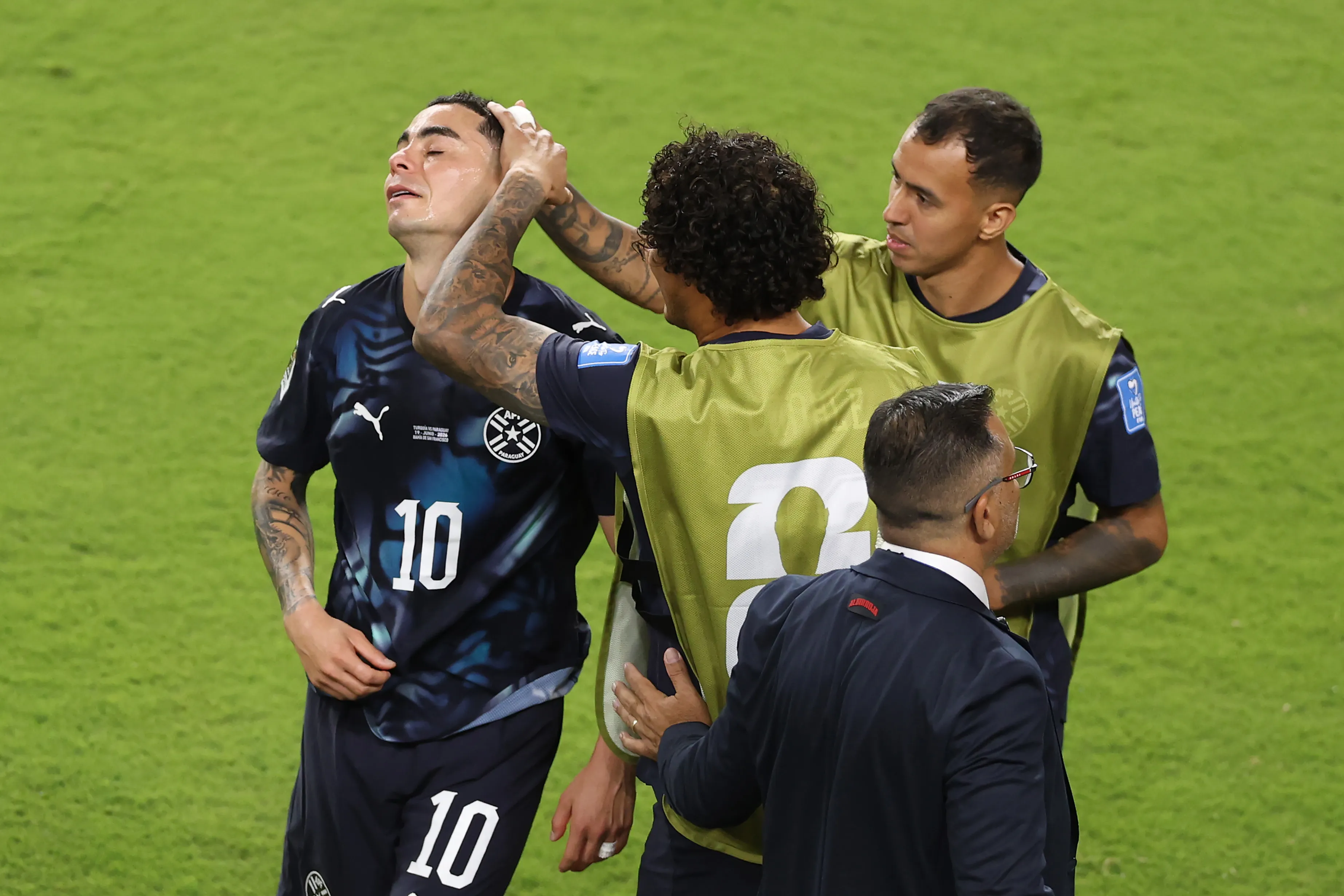 Miguel Almirón se fue expulsado por taparse la boca, en el nuevo reglamento de la FIFA en el Mundial. (Photo by Stu Forster/Getty Images)