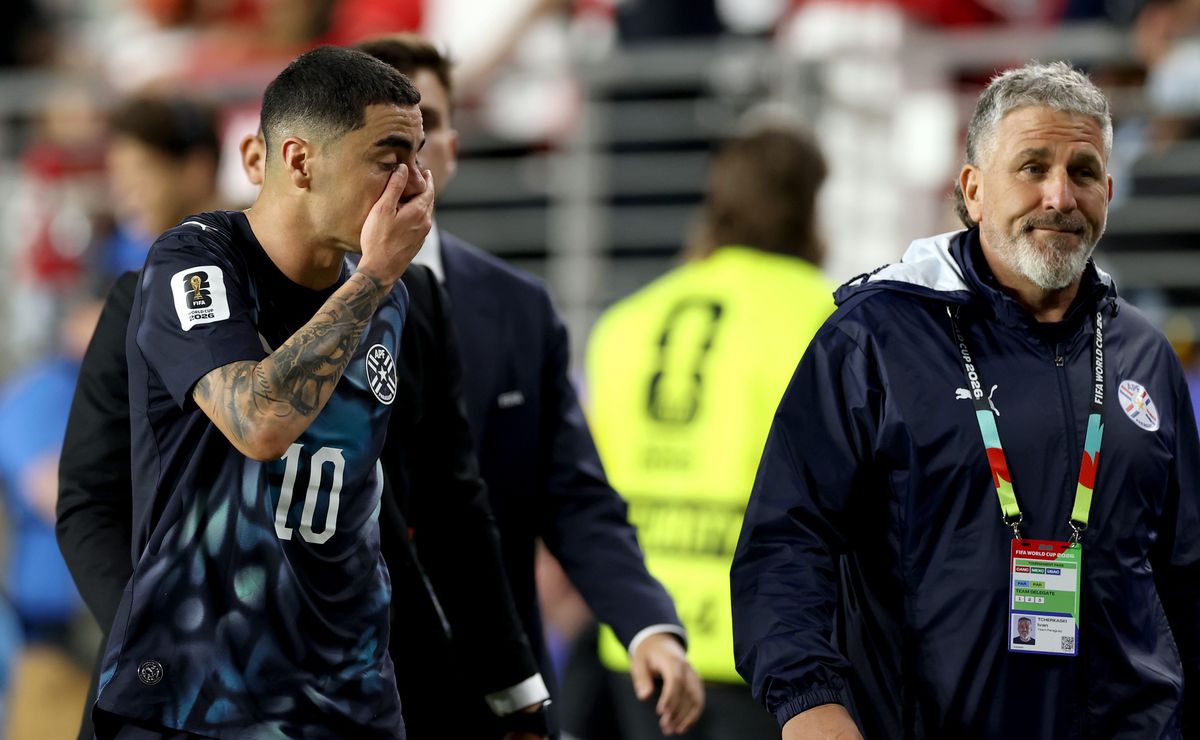 Paraguayo Almirón es el primer expulsado del Mundial 2026 por taparse la boca al hablar: “Me cuesta este deporte nuevo”