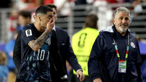 Polémica expulsión de Miguel Almirón por el nuevo reglamento.