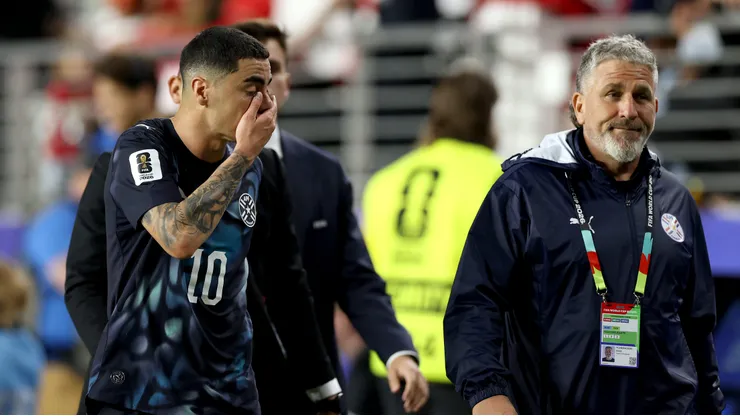 Polémica expulsión de Miguel Almirón por el nuevo reglamento.