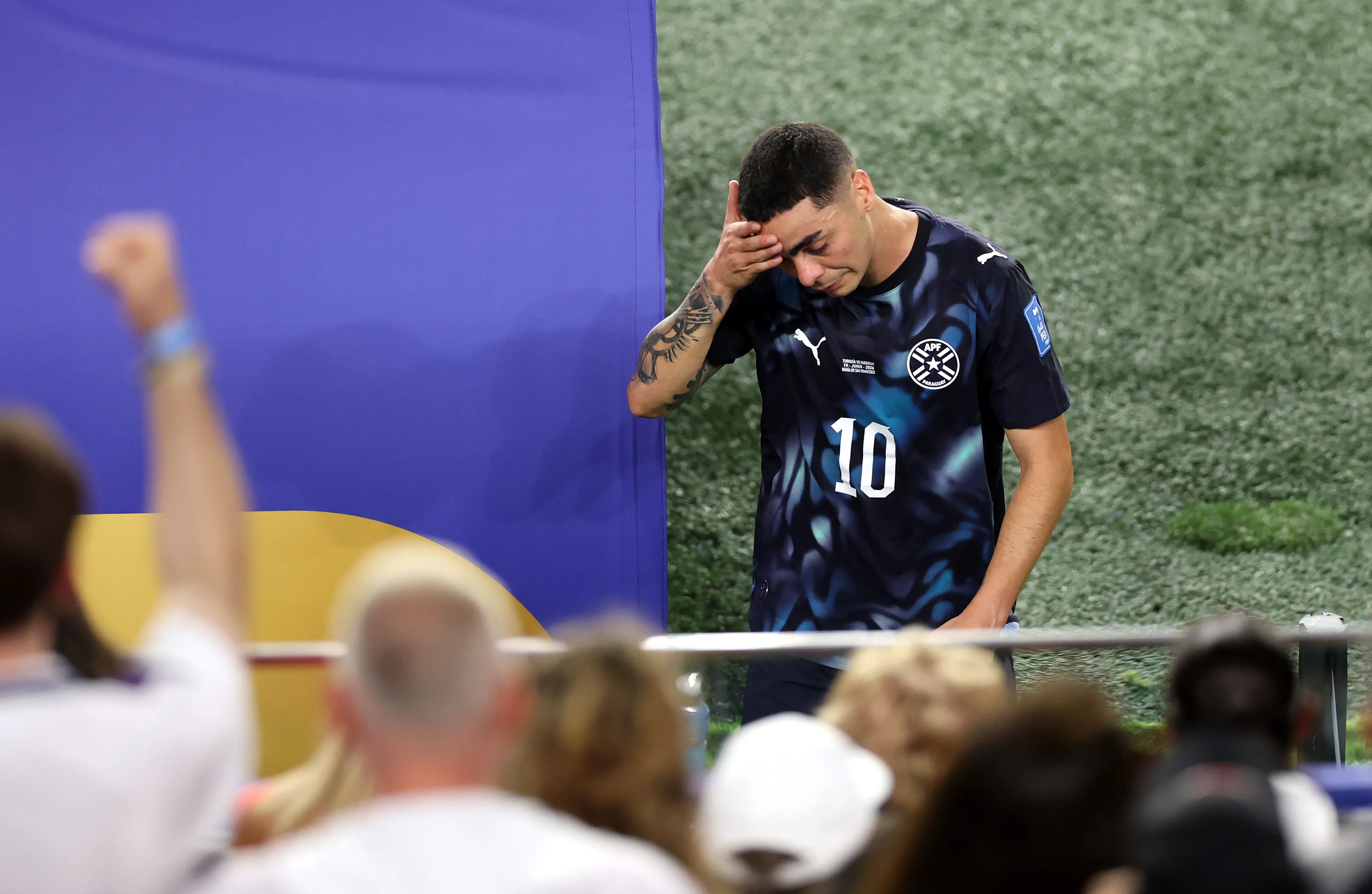 Almirón y el primer afectado por el reglamento nuevo /Getty Images