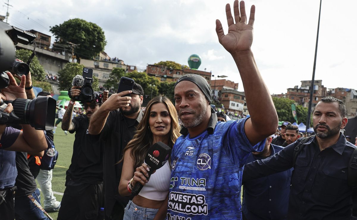 ¿Regresa el jogo bonito? Ronaldinho sorprende y firma con equipo italiano a los 46 años