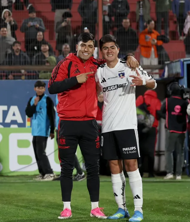 Diego Ulloa junto a Felipe Raipán, debutante en los albos vs Recoleta. (Foto: Colo Colo).