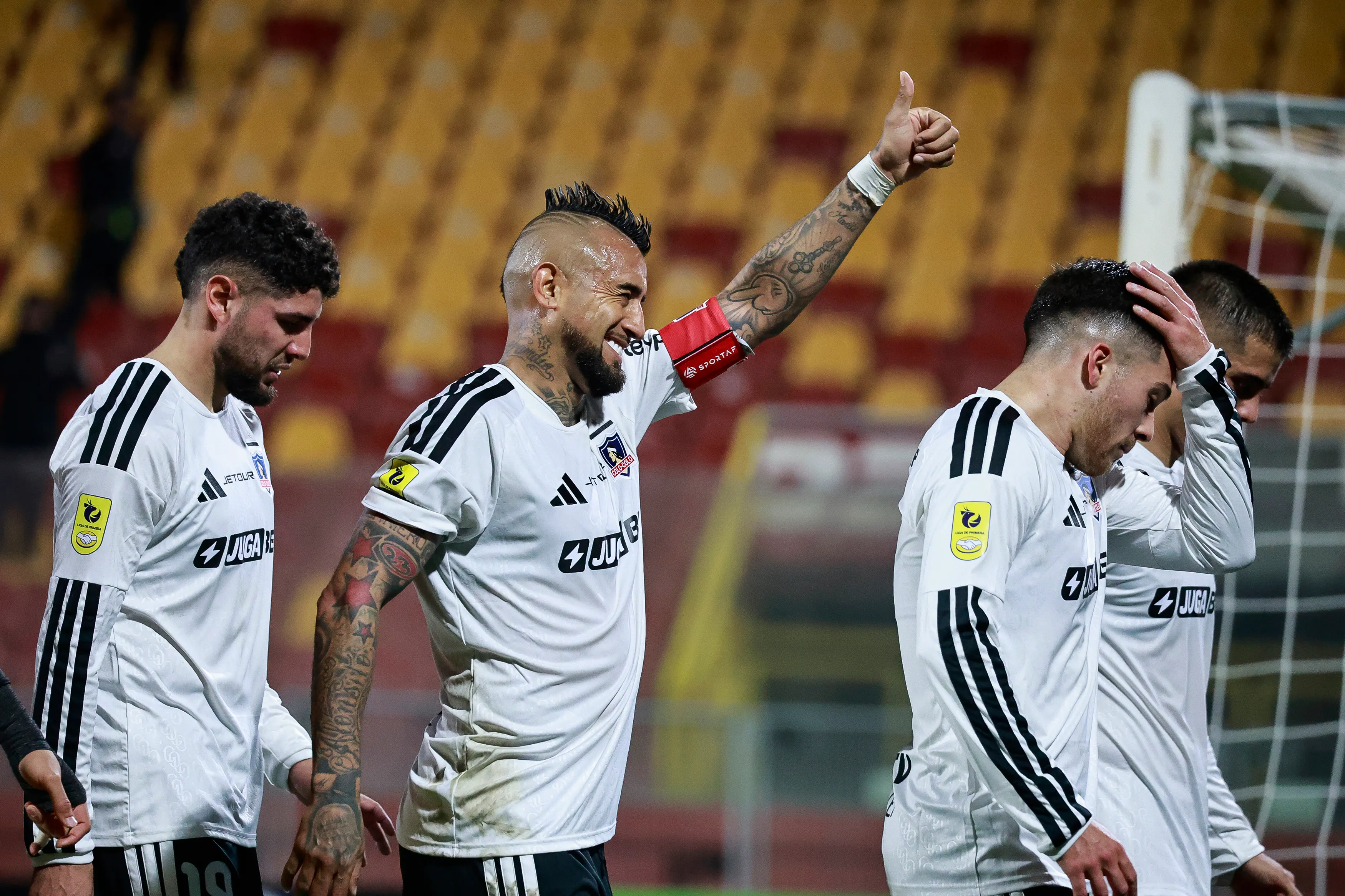Arturo Vidal se gana aplausos en Colo Colo por dedicarse más a jugar que a hablar. Foto: Photosport.
