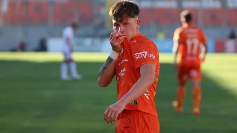 Esteban Gallardo celebró así su primer tanto como profesional.