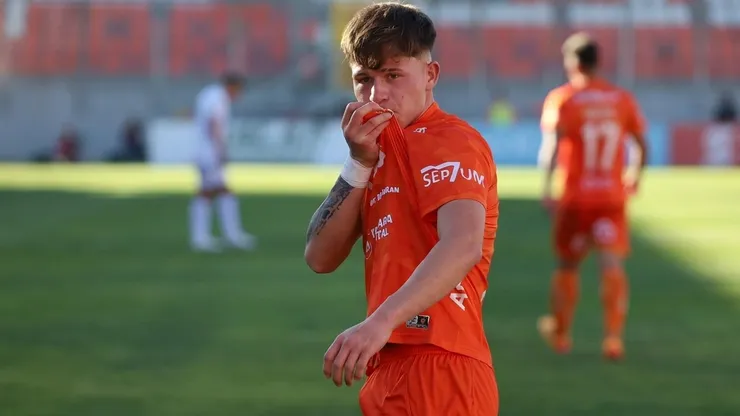 Esteban Gallardo celebró así su primer tanto como profesional.
