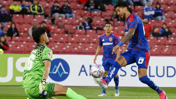 Bayron Martínez le hizo una tapada espectacular al Gato Lucero apenas iniciado el partido.