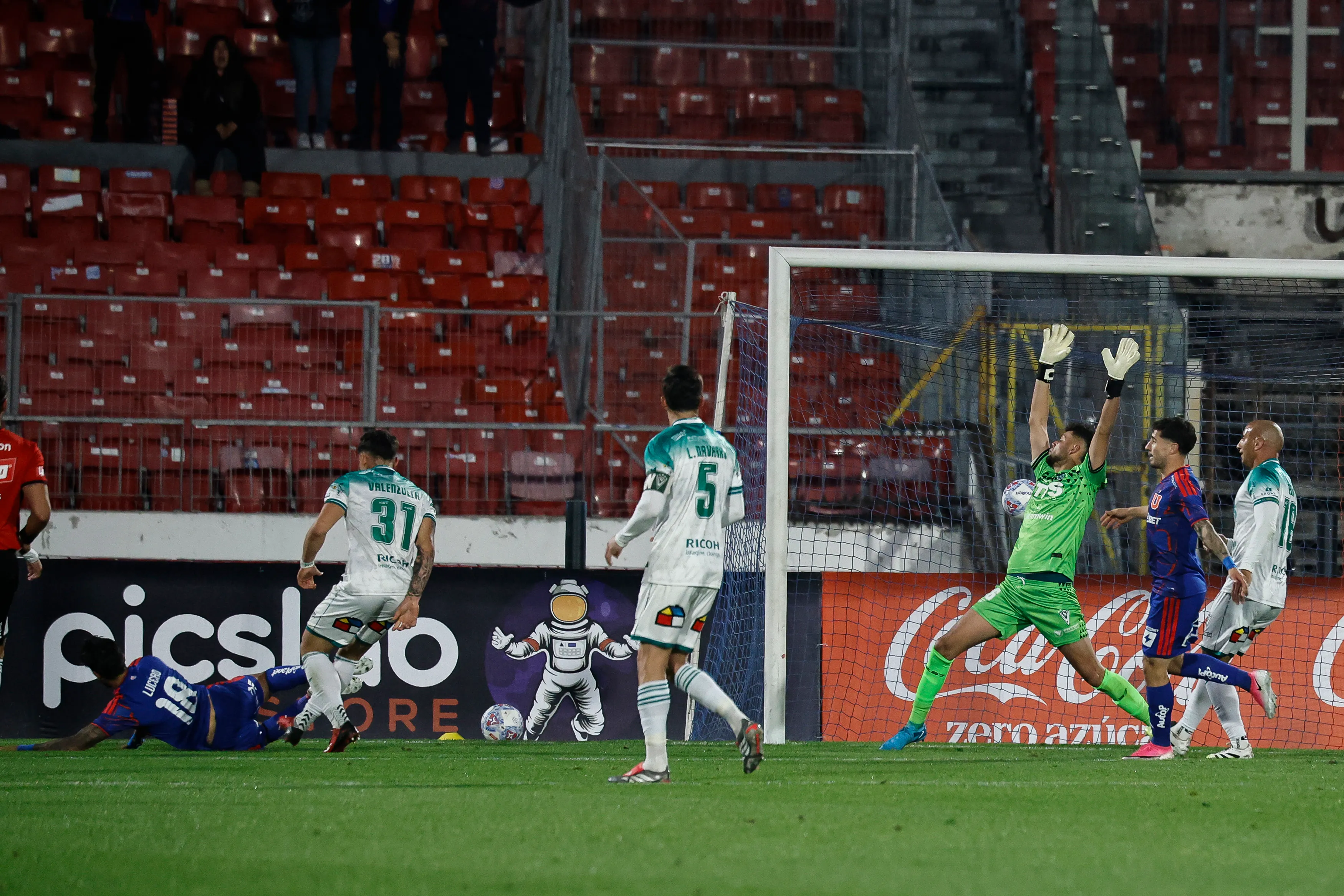 Bayron Martínez nada pudo hacer ante el autogol de Christopher Valenzuela. (Diego Martin/Photosport).