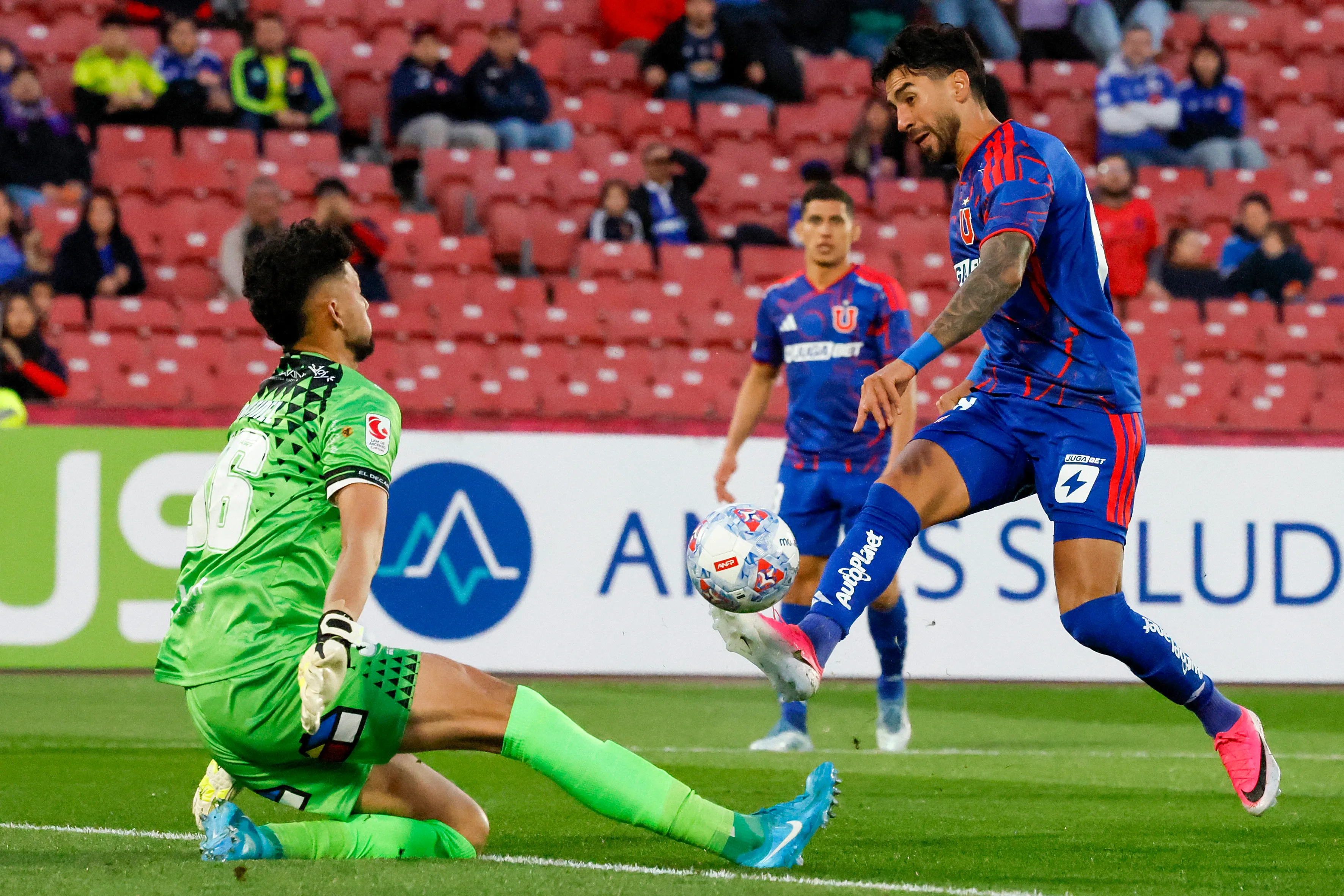 El gran achique de Bayron Martínez ante el Gato Lucero. (Andrés Piña/Photosport).