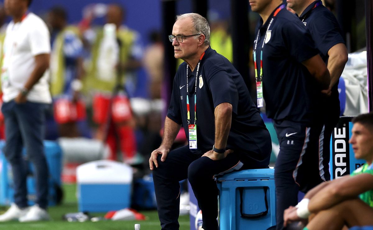 Mucho cooler y poca dinámica: uruguayo ex Colo Colo dice que “esperaba más de Bielsa” en el Mundial