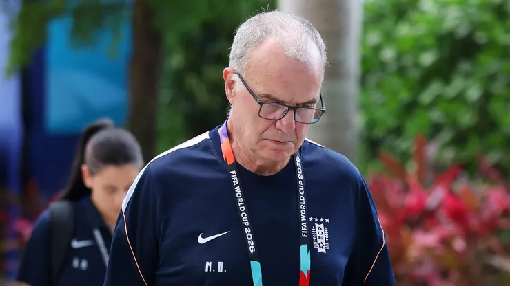 Marcelo Bielsa se llena de críticas en Uruguay.