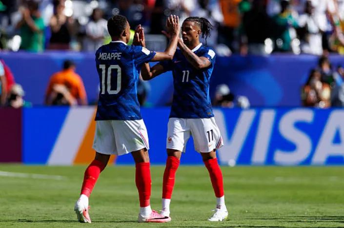 Kylian Mbappé y Michael Olise celebran ante Senegal. (Getty Images).