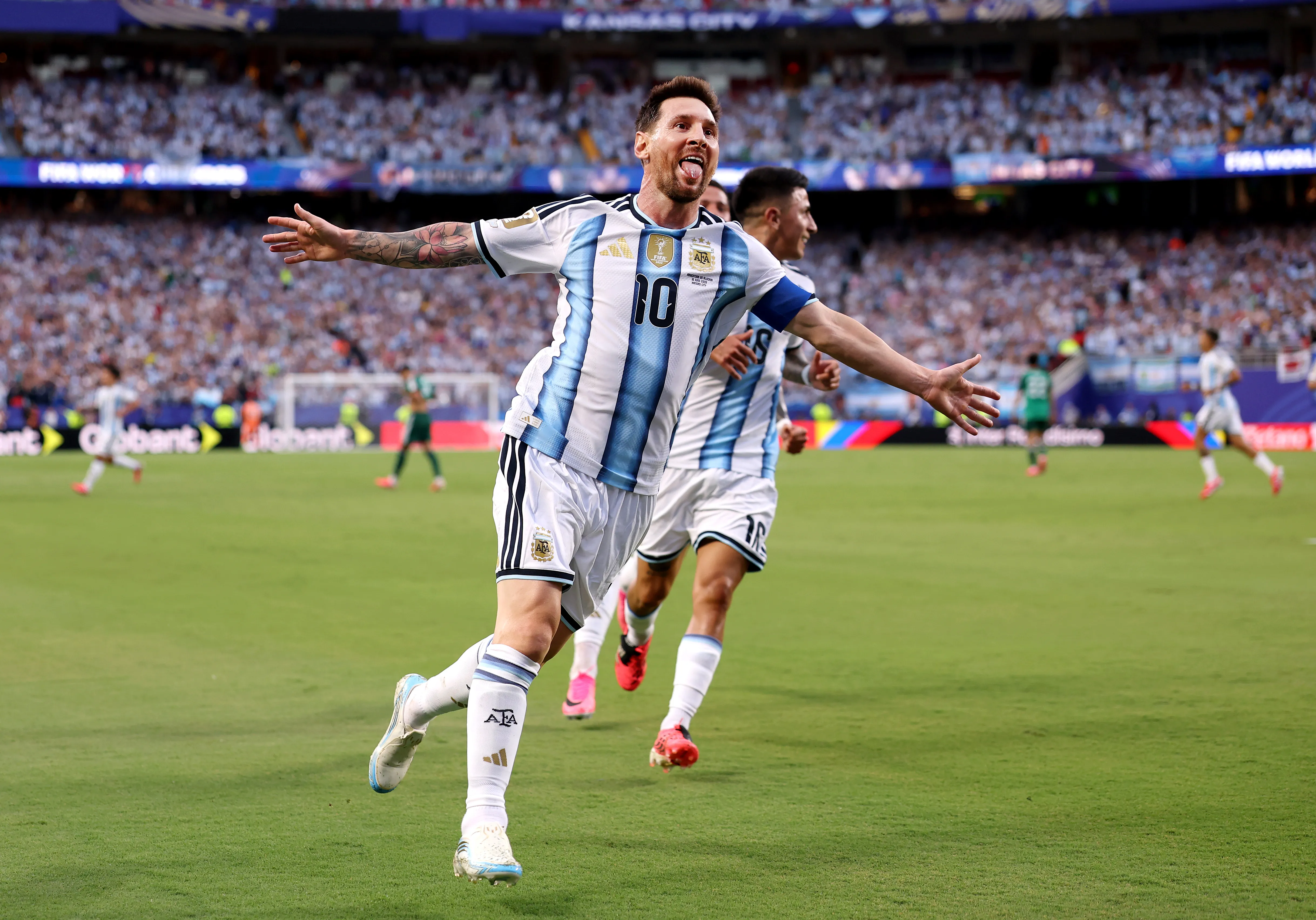 Lionel Messi celebra uno de sus tres goles ante Argelia. (Charlotte Wilson/Getty Images).