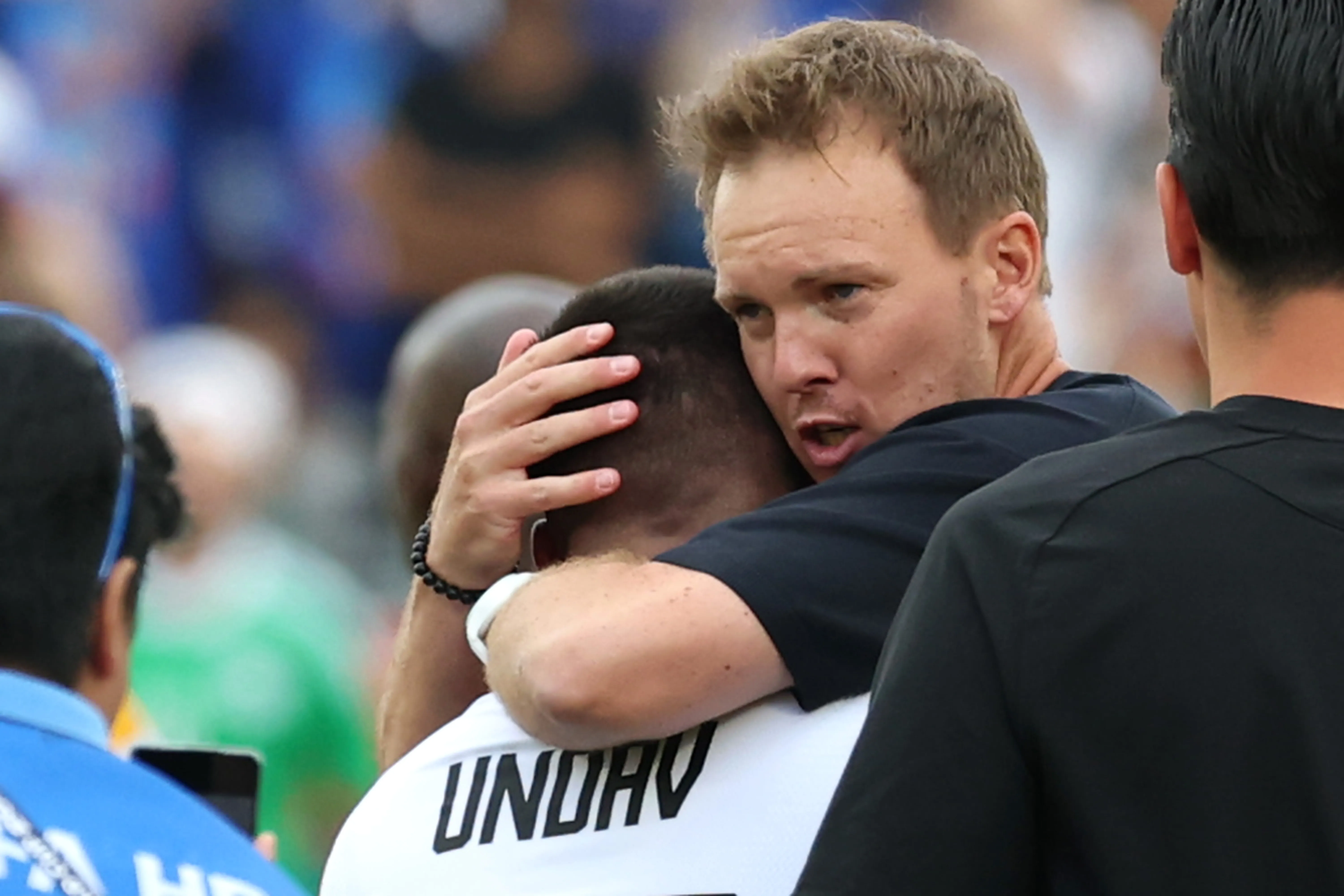 Julian Nagelsmann, DT de Alemania, abraza a Deniz Undav. (Alexander Hassenstein/Getty Images).