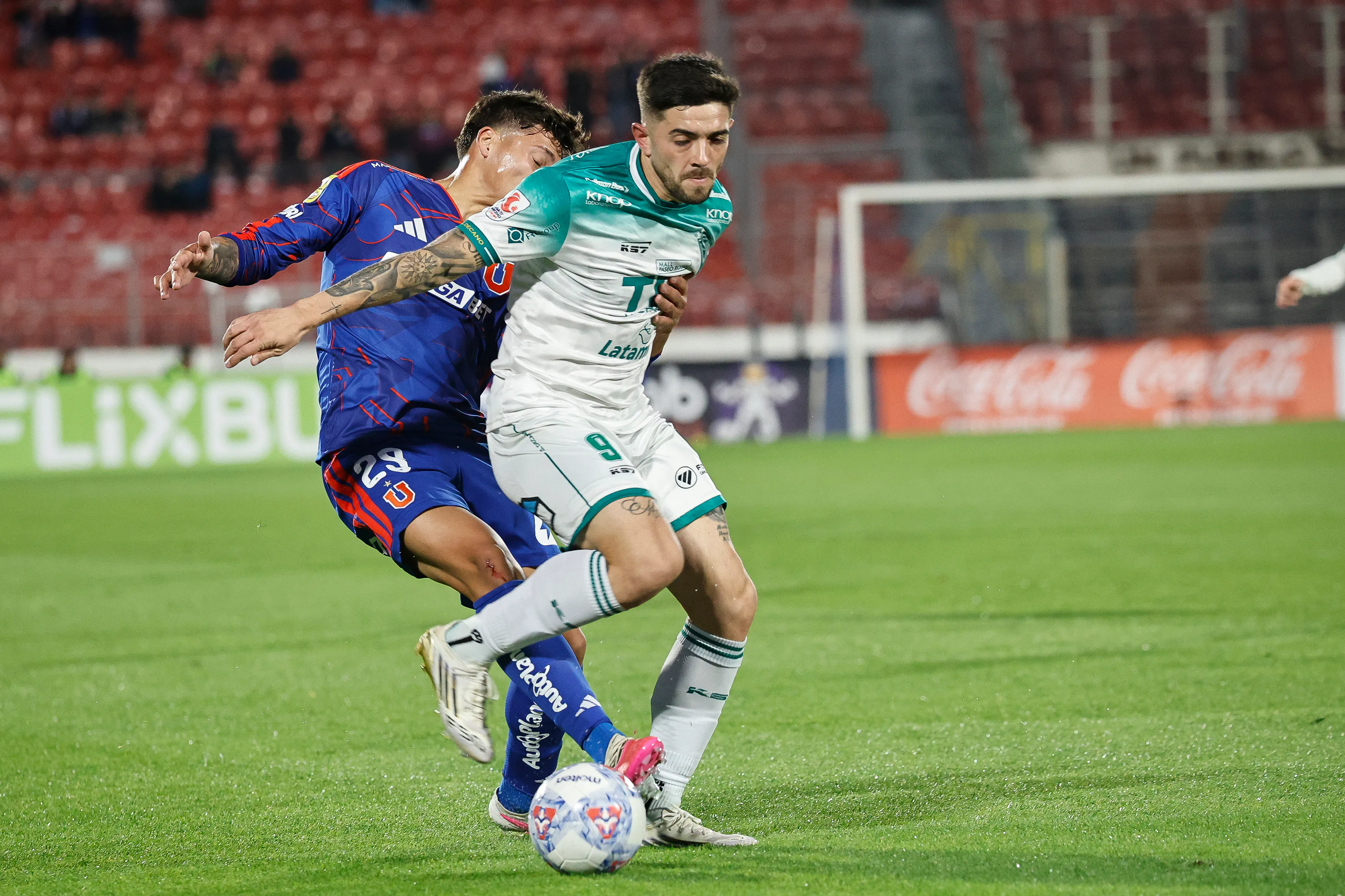 Marcos Camarda aguanta la marca del argentino Lucas Barrera. (Diego Martin/Photosport).