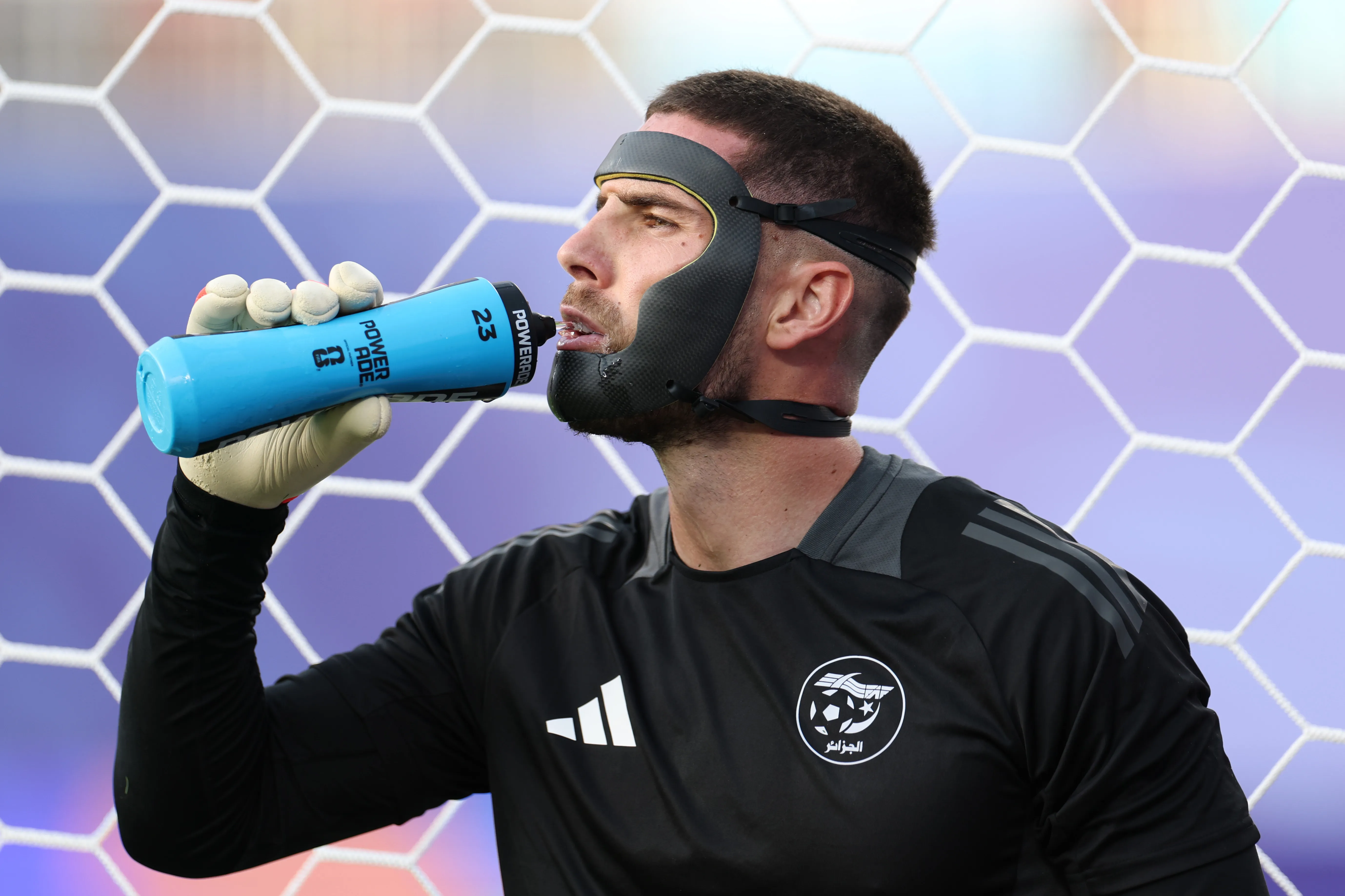Luca Zidane en el calentamiento previo a enfrentar a Argentina. (Charlotte Wilson/Getty Images).