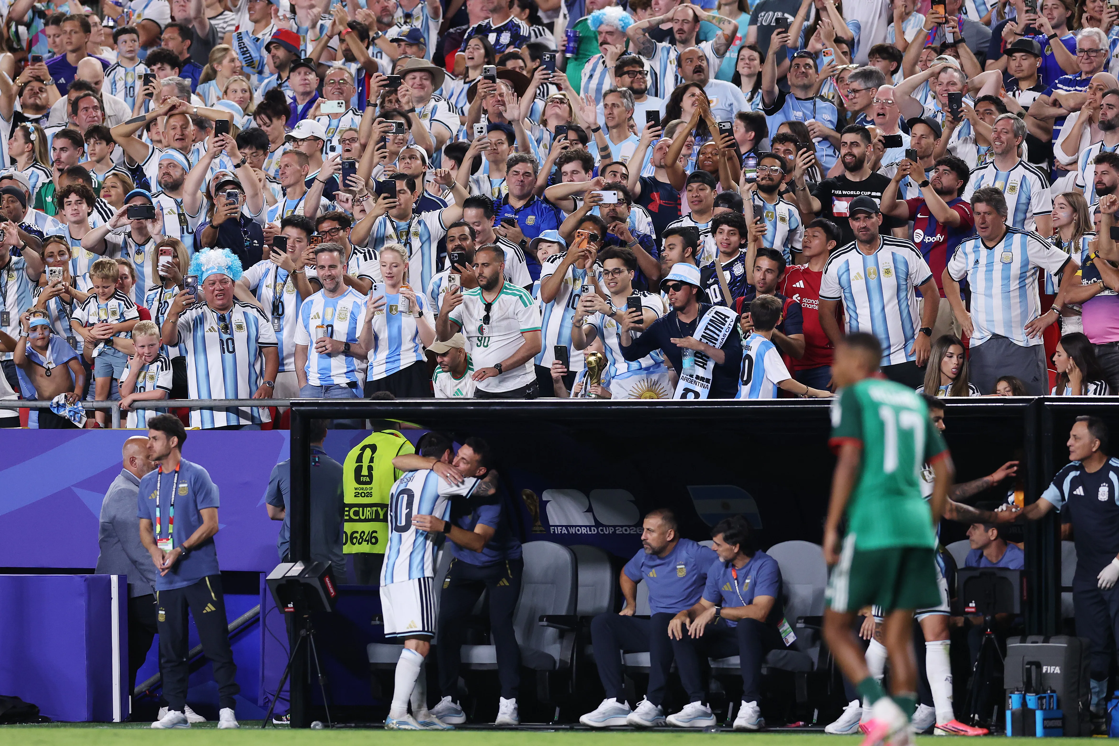 Lionel Scaloni y el fraternal abrazo con Messi tras su exhibición ante Argelia. (Michael Steele/Getty Images).
