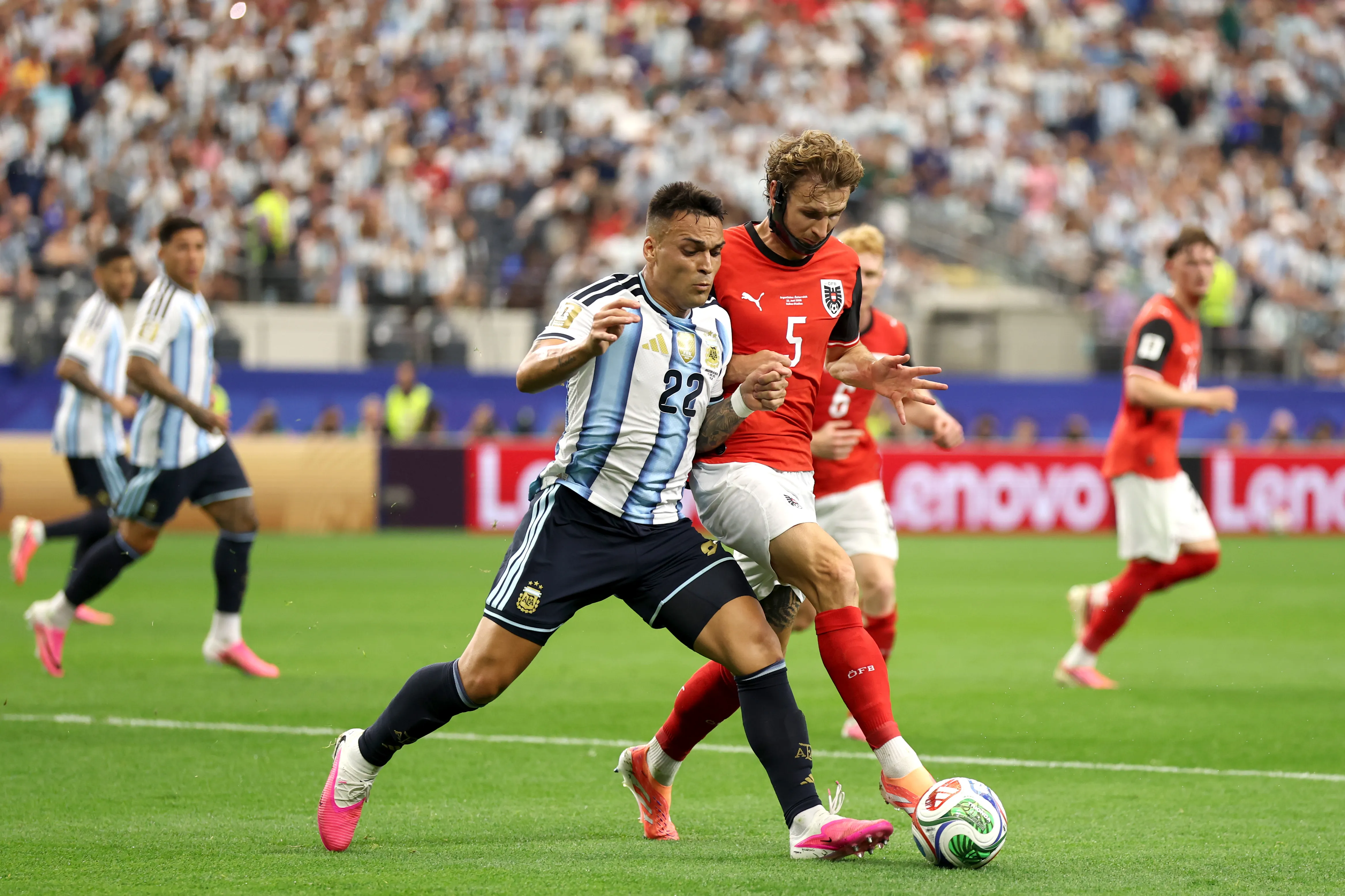 Lautaro Martínez fue titular ante los austriacos. Le hicieron el penal que luego erró Messi. (Francois Nel/Getty Images),
