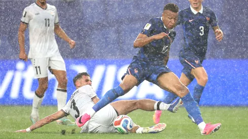 La lluvia frenó el partido en Filadelfia, por alarma de tormenta.