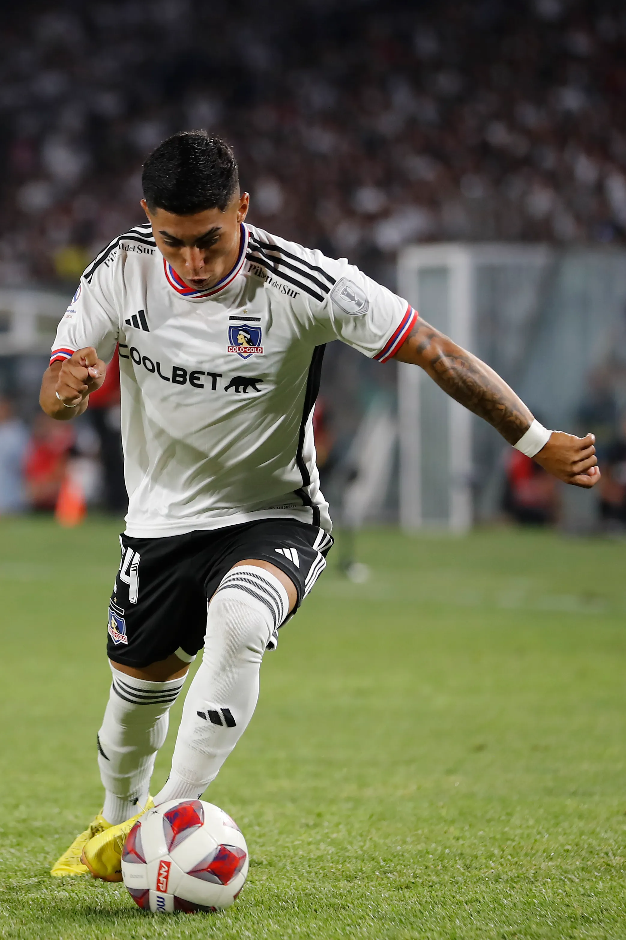 Jordhy Thompson se acerca a Colo Colo