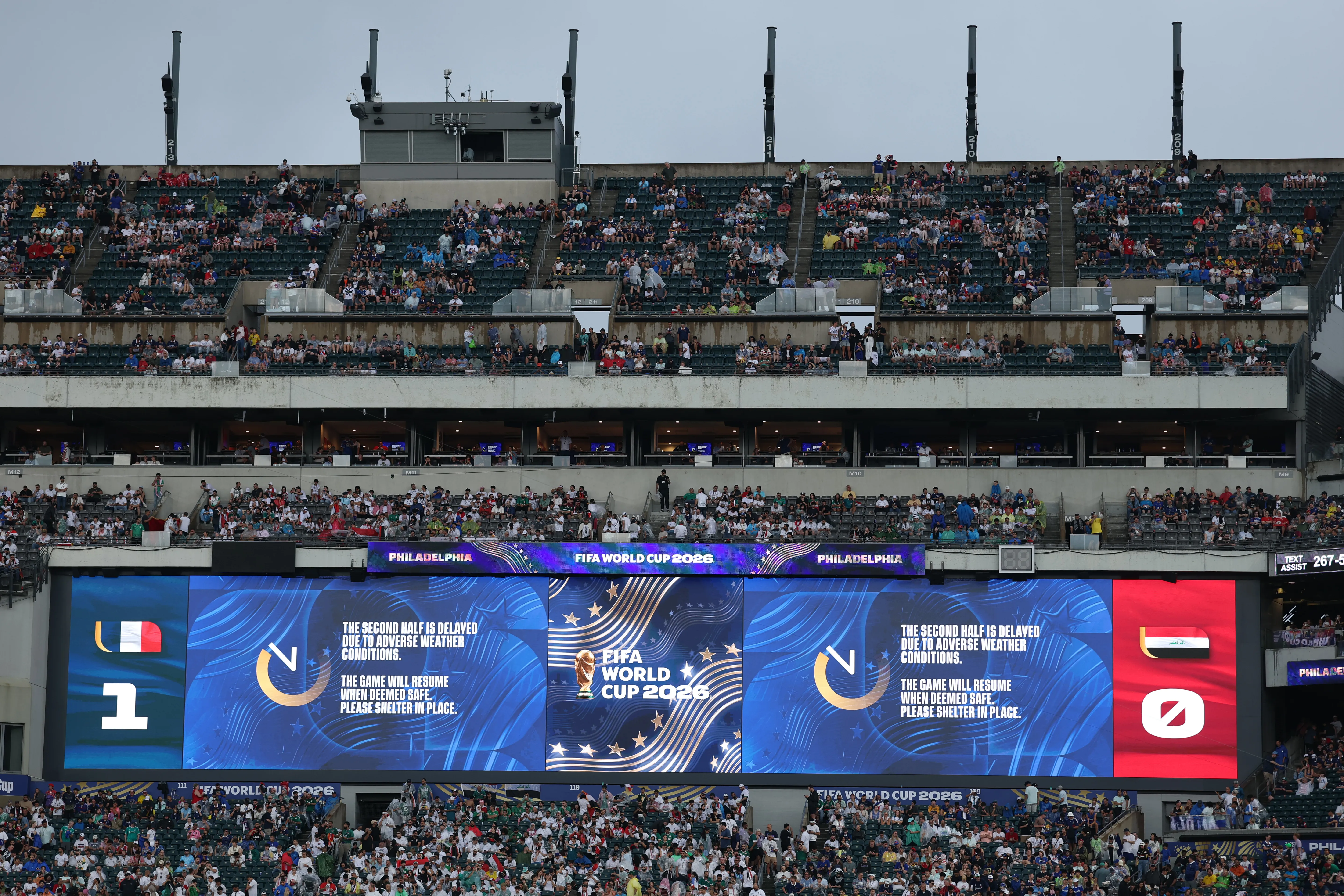 La tormenta detuvo por dos horas el partido.. (Photo by Dan Mullan/Getty Images)