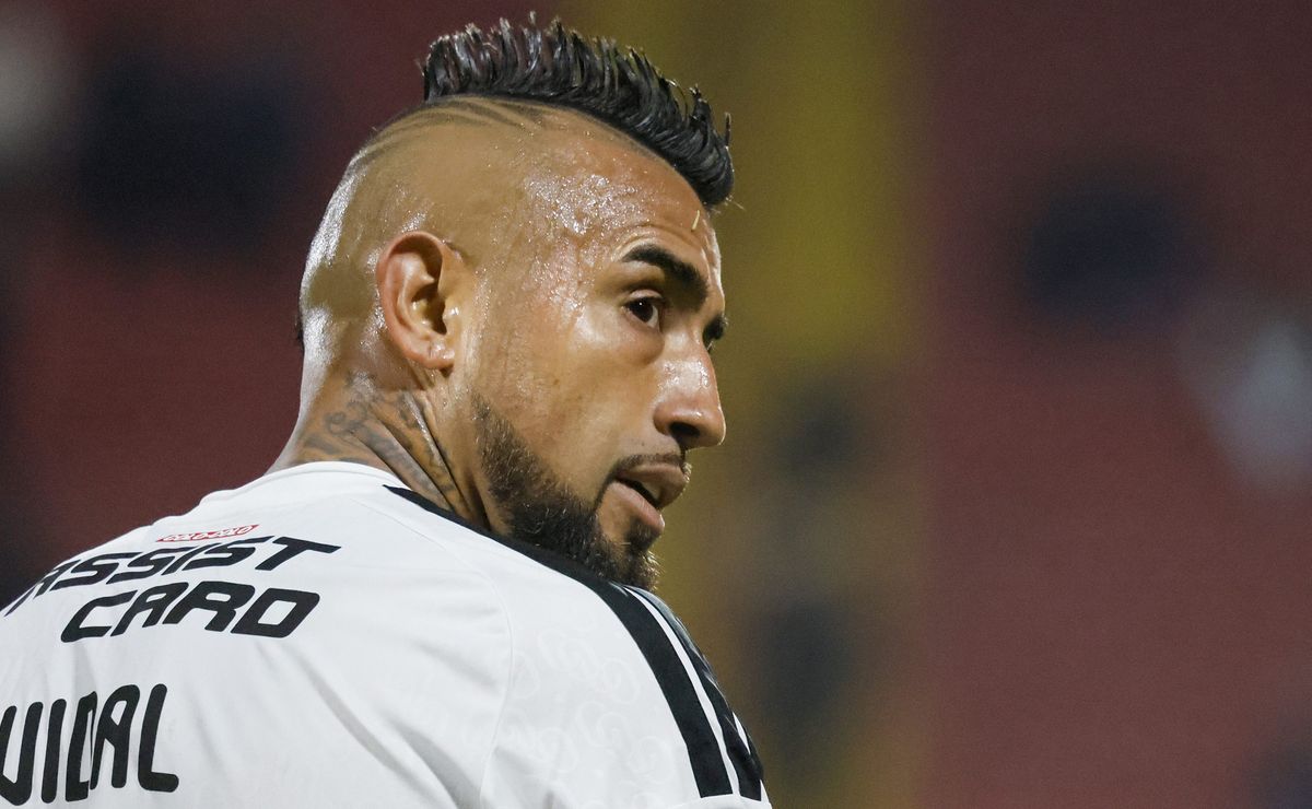 Jugó en la Premier League y golpea la mesa con la renovación de Vidal en Colo Colo: “Como líbero”