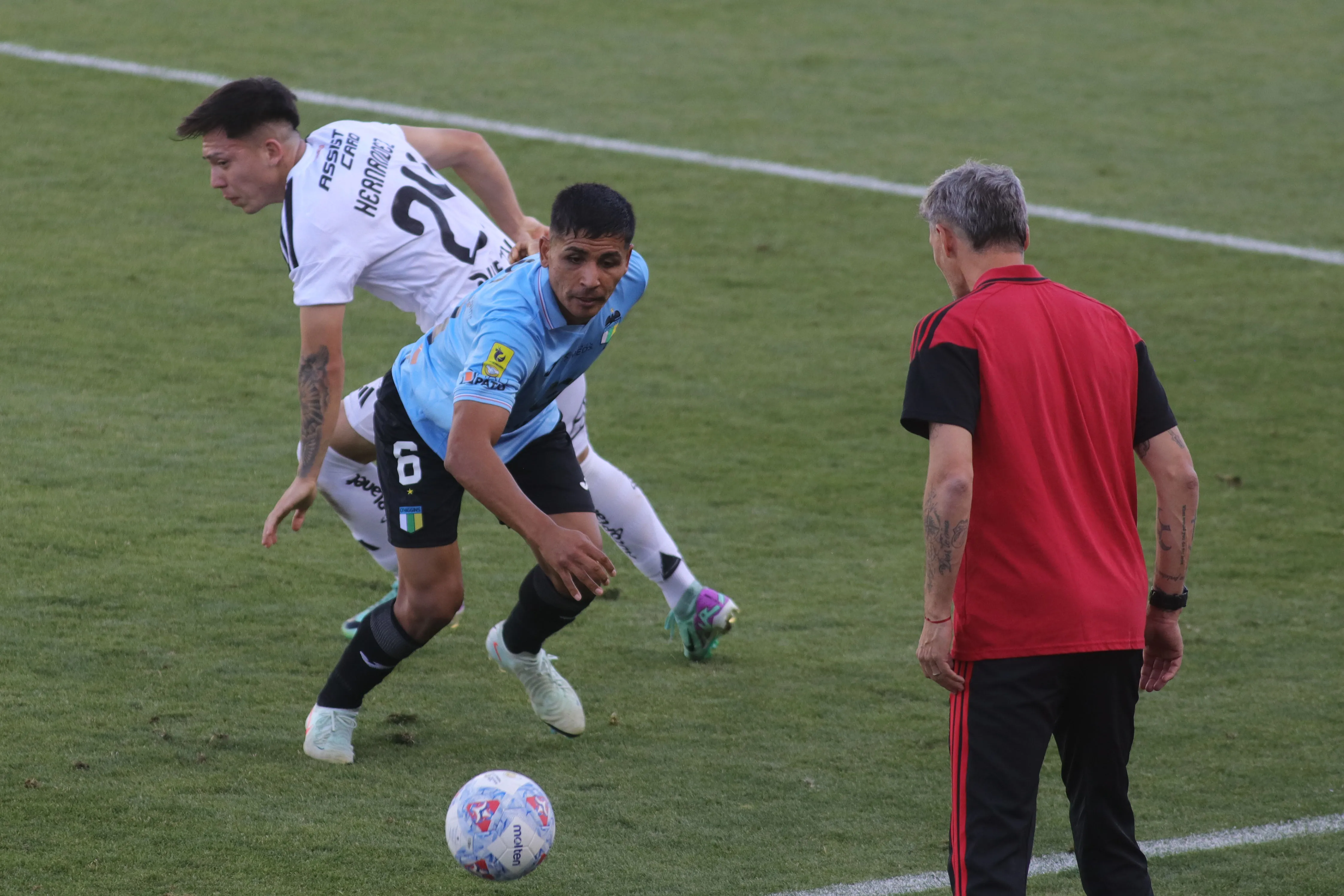 Fernando Ortiz mira el desempeño de Leandro Hernández ante O’Higgins. (Jorge Loyola/Photosport).