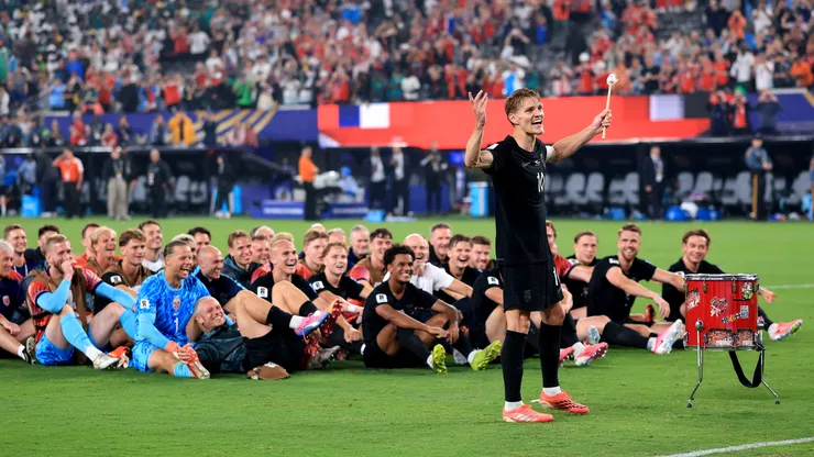 Los noruegos celebraron con el "barco vikingo".