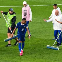 No se vio en TV: Mbappé desesperado da órdenes tras la inundación