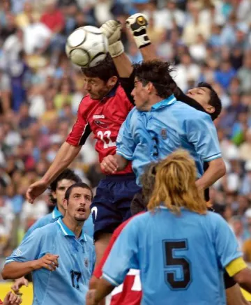 En noviembre de 2003, Munúa fue golero de Uruguay en la victoria por 2-1 ante Chile en el Centenario. (Getty Images).