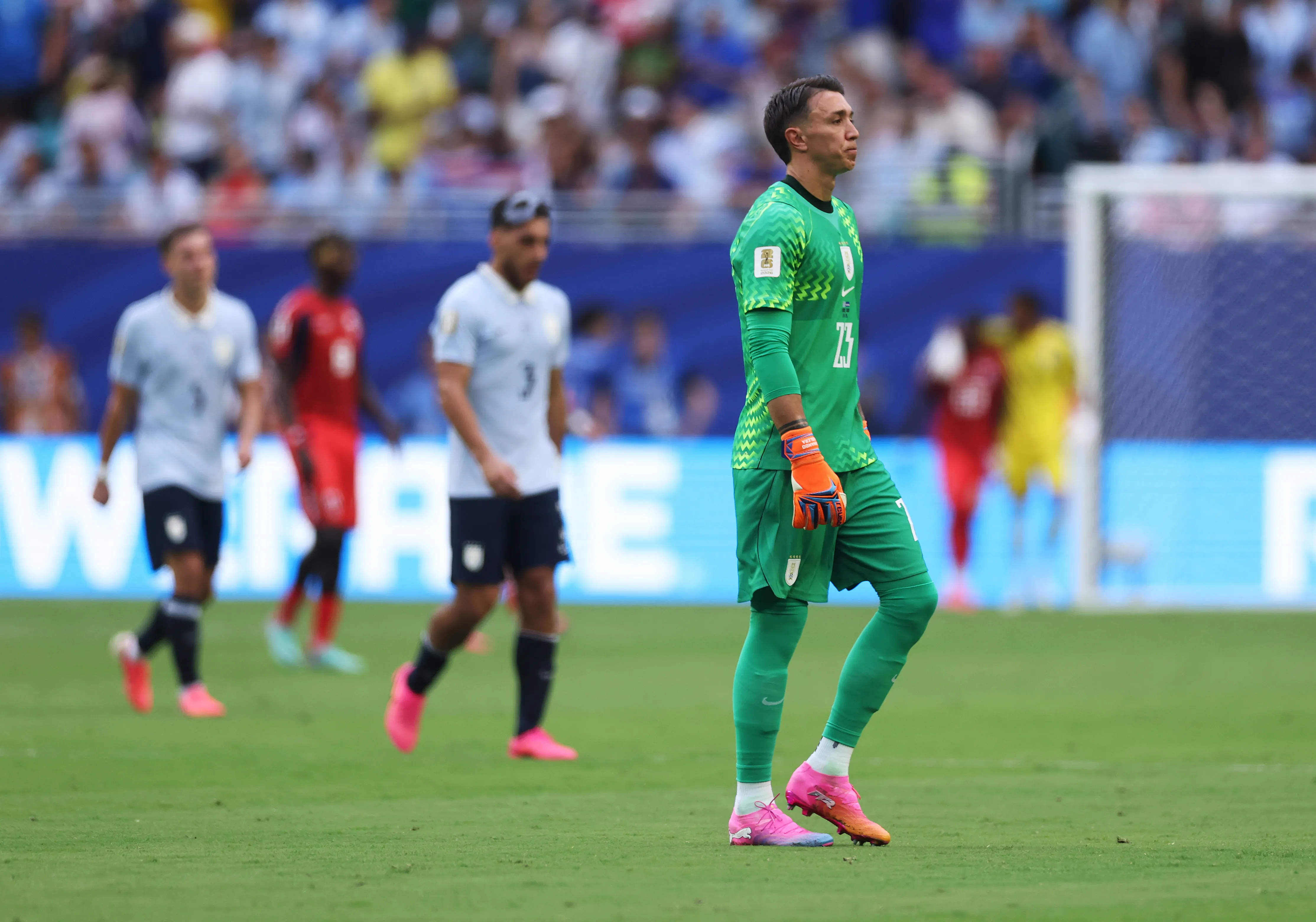 Fernando Muslera tuvo responsabilidad en el gol de Arabia Saudita y los dos de Cabo Verde. (Lars Baron/Getty Images).