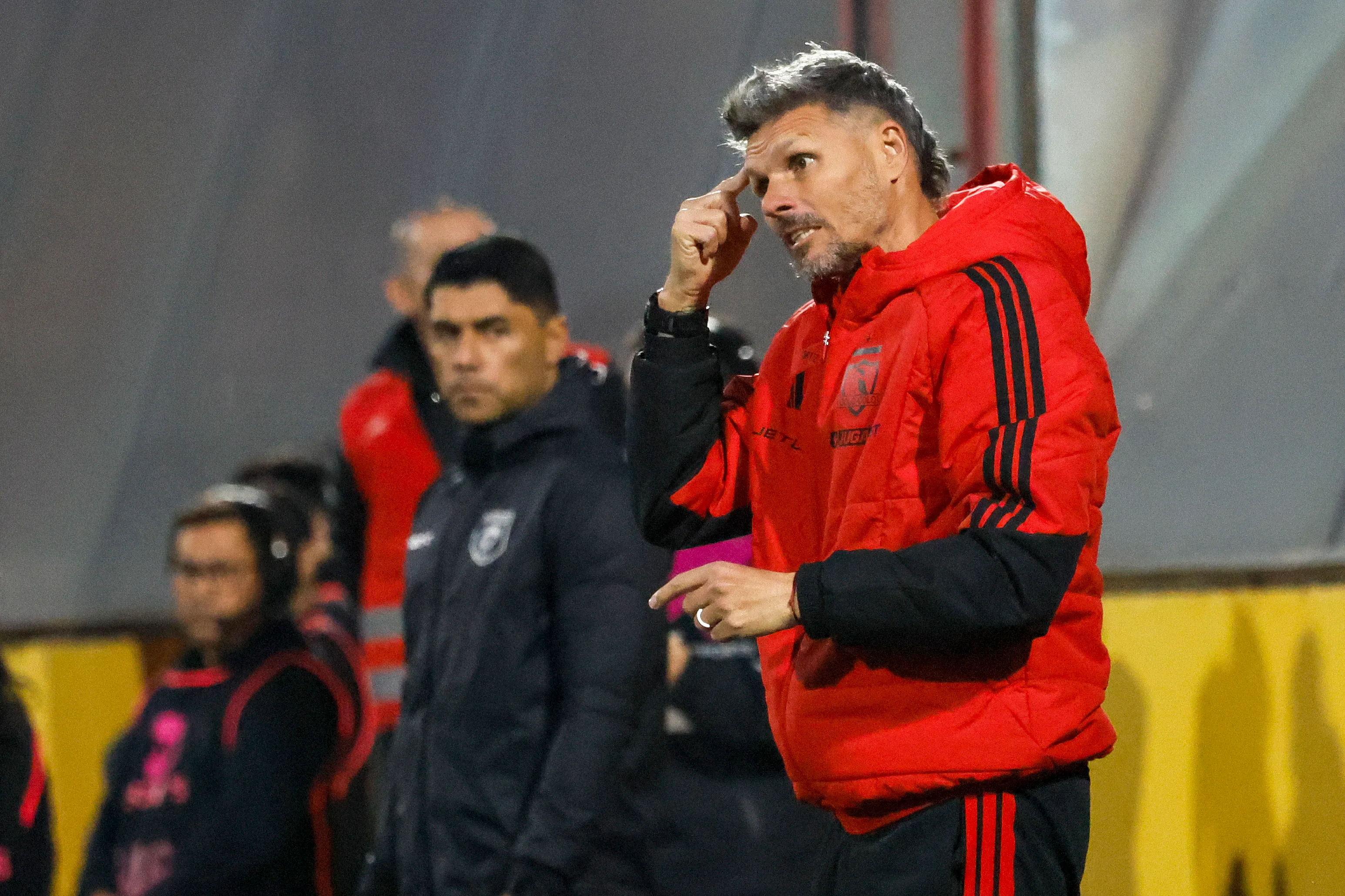 Fernando Ortiz da indicaciones ante Deportes Recoleta. (Andres Pina/Photosport).