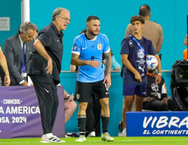 Marcelo Bielsa junto a Nahitan Nández en la Copa América 2024. (Getty Images).