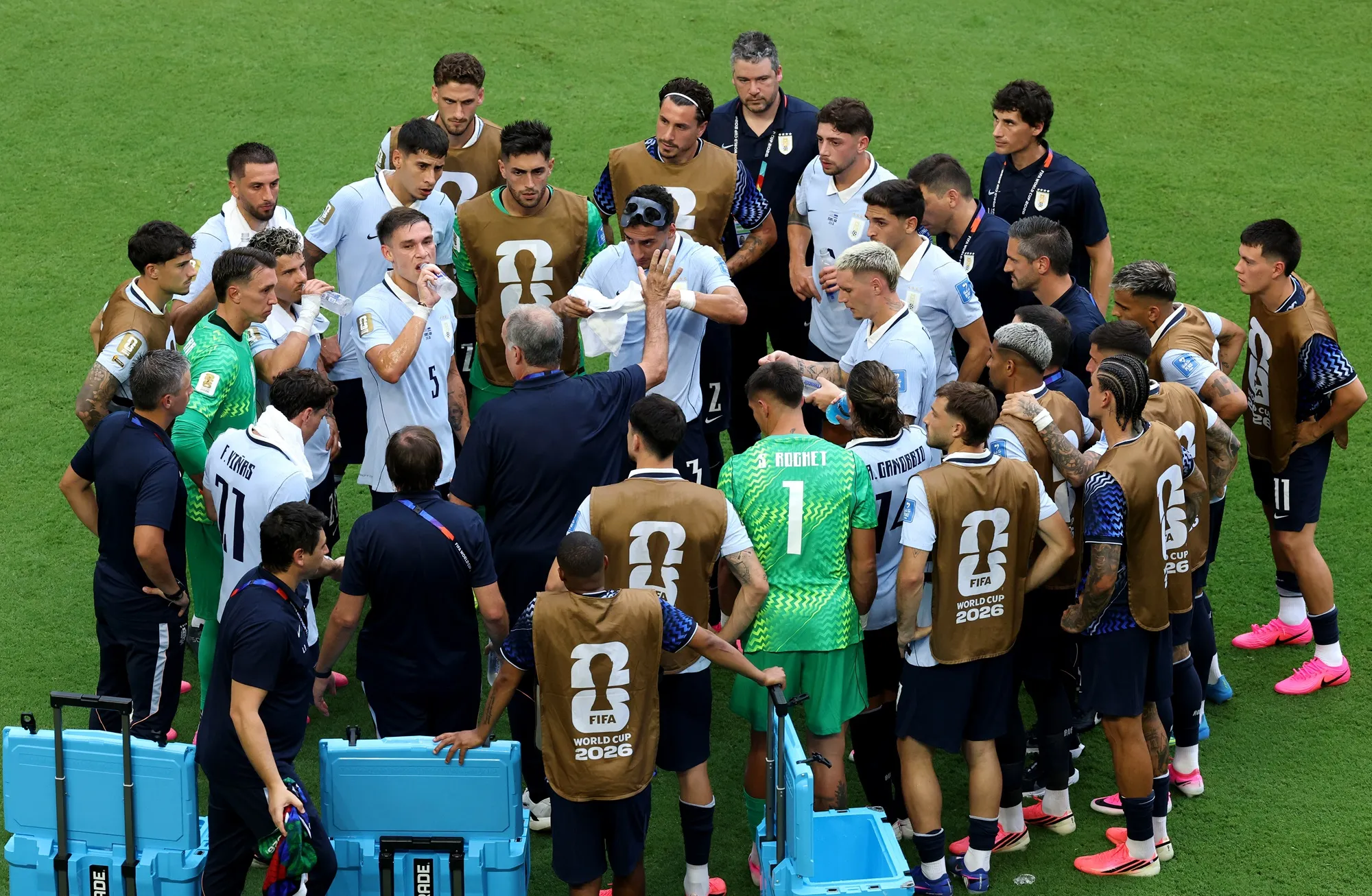 Marcelo Bielsa en el quiebre de hidratación ante Cabo Verde. (Molly Darlington/Getty Images).