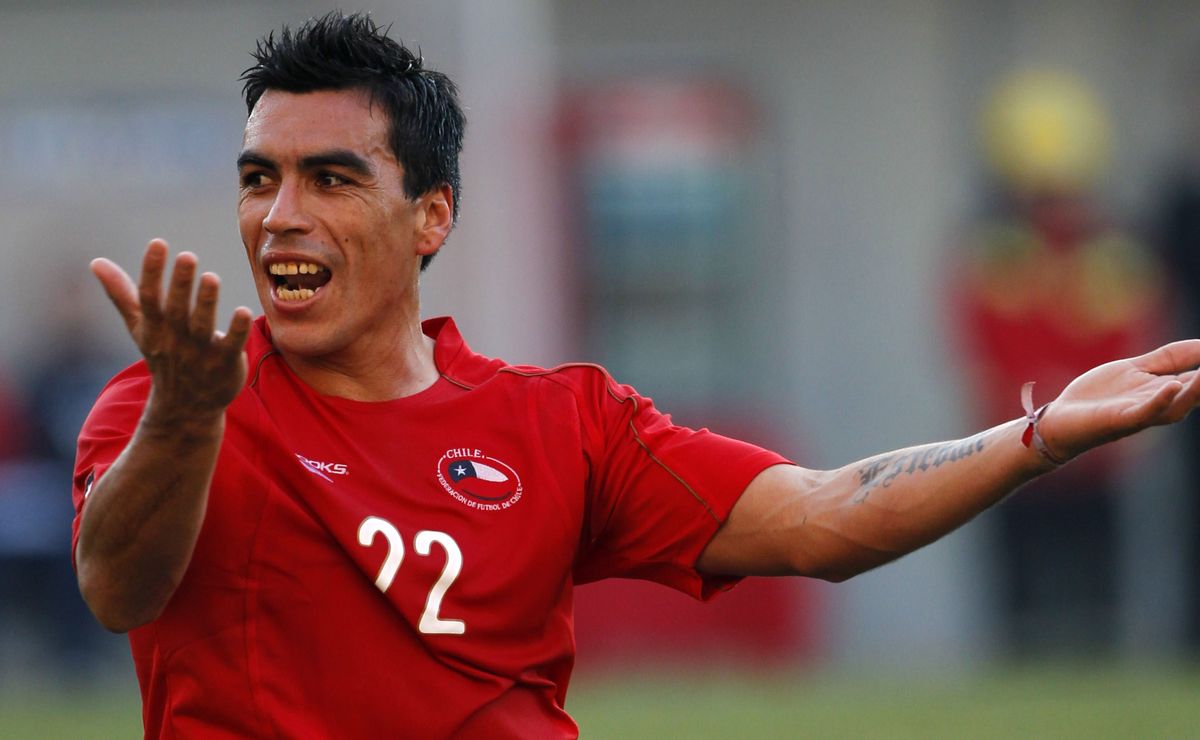 Esteban Paredes lanza un palo a la prensa por el recambio de la selección chilena: “Elevamos mucho a jugadores con seis goles”