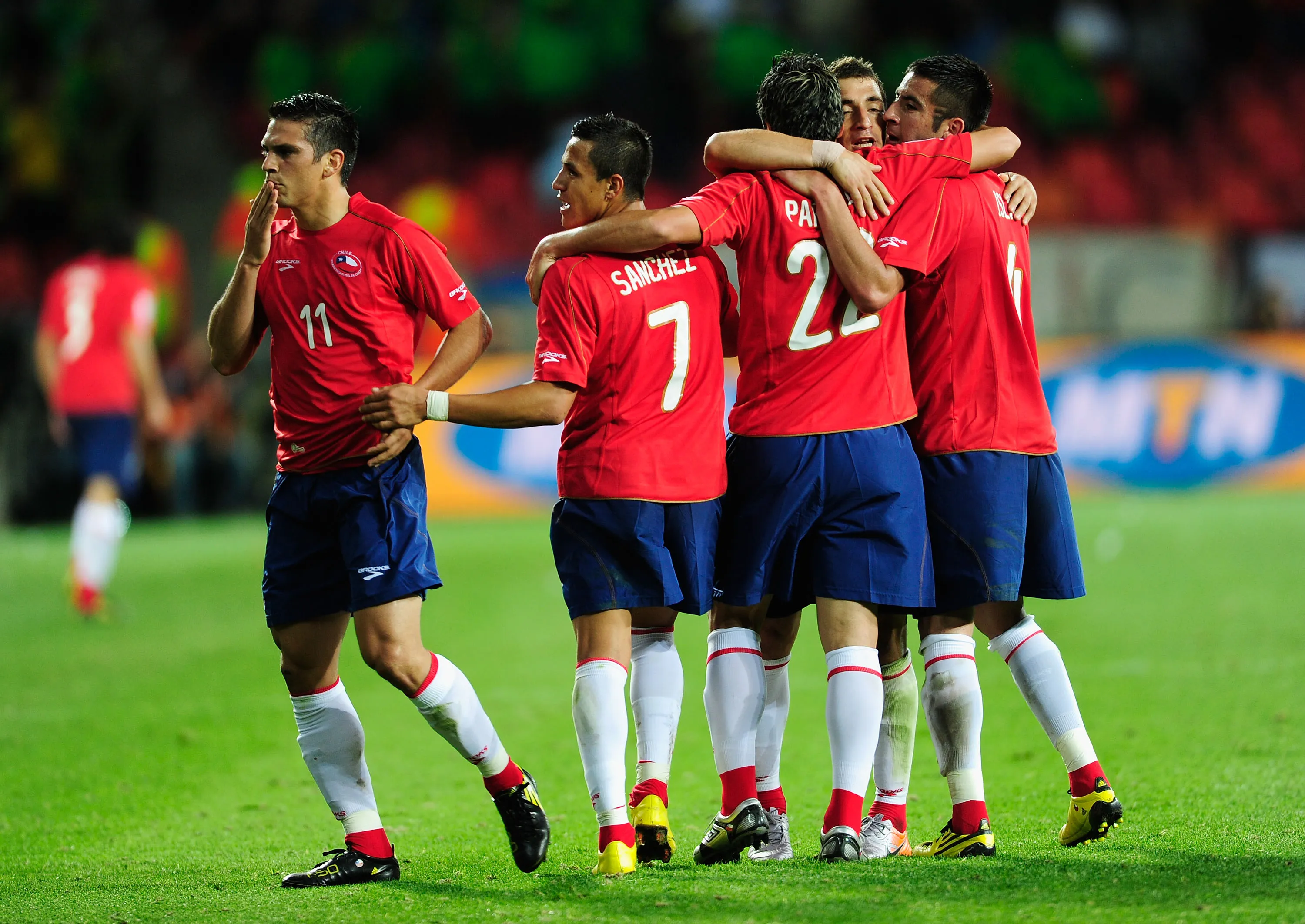 Así celebró Chile el gol de Mark González ante los suizos. (Stuart Franklin/Getty Images).
