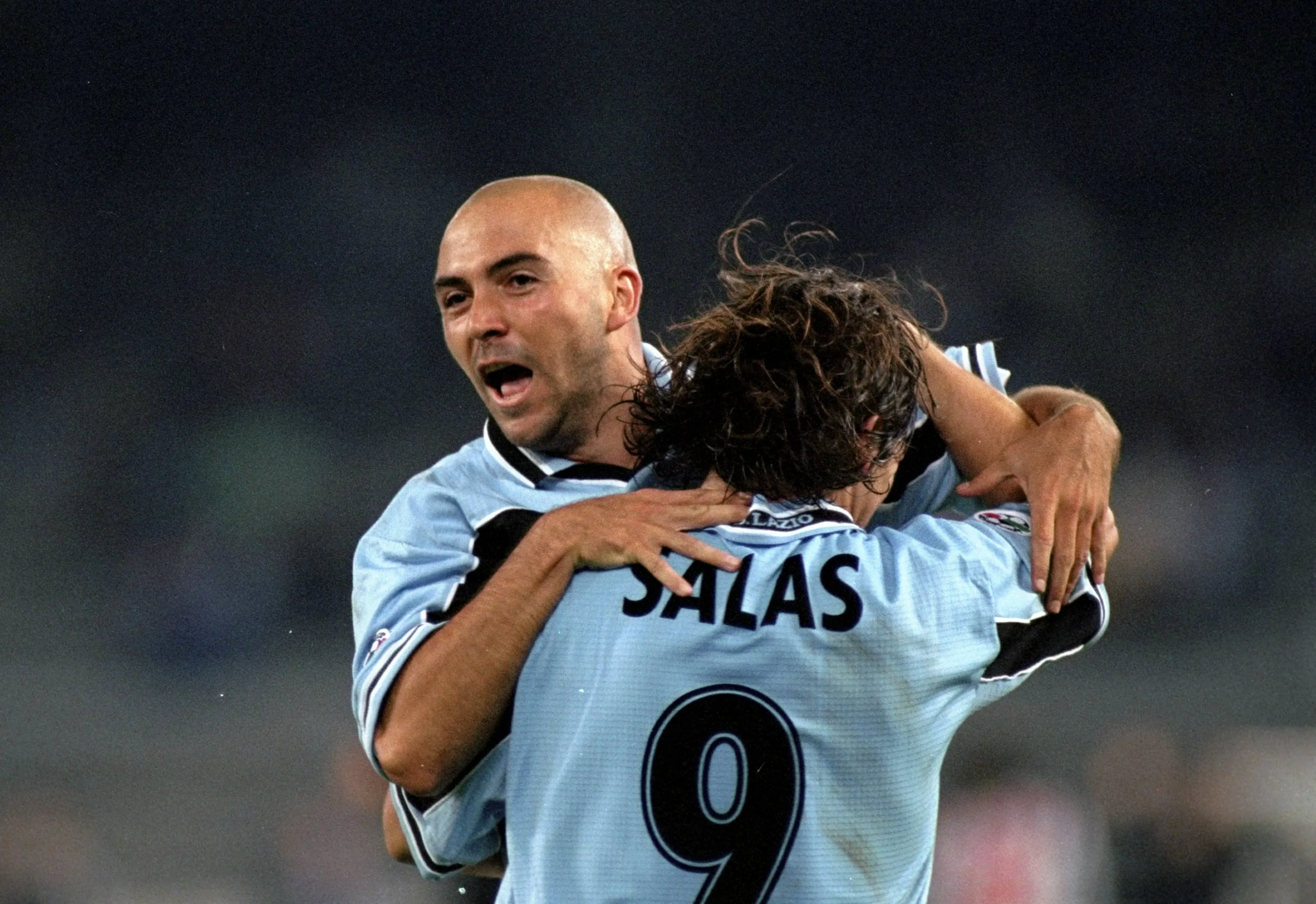 Marcelo Salas celebra un gol en la Lazio con el español Iván de la Peña. (Allsport UK /Allsport).