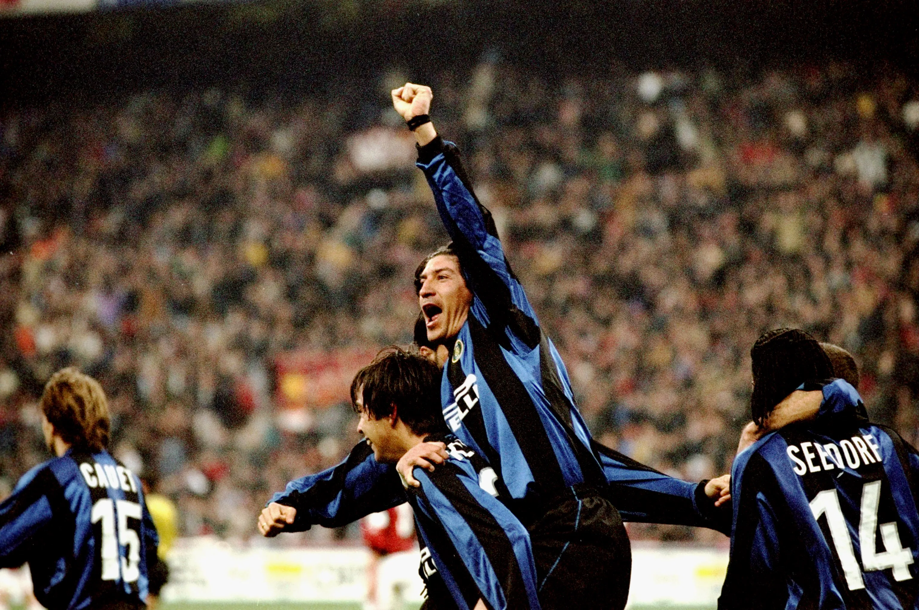 Iván Zamorano en los hombros del Chino Recoba tras anotar en los nerazzurri. (Claudio Villa /Allsport).