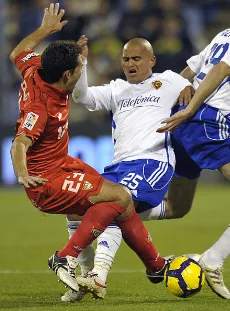 Humberto Suazo en acción por el Real Zaragoza. (Getty).