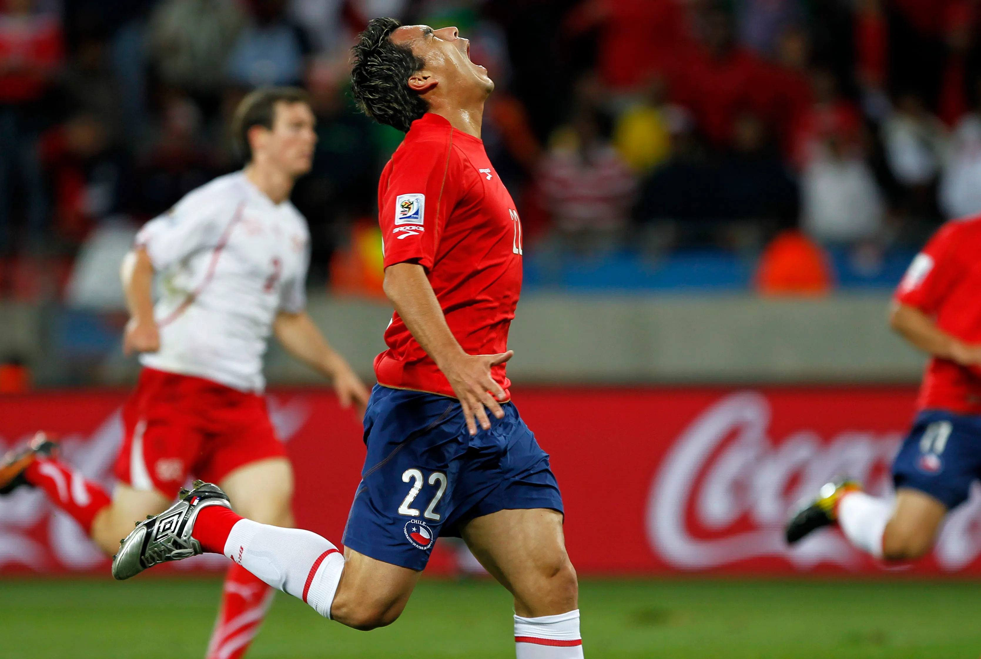 Esteban Paredes ante la selección de Suiza en Sudáfrica 2010. (Andrés Piña | Photosport).