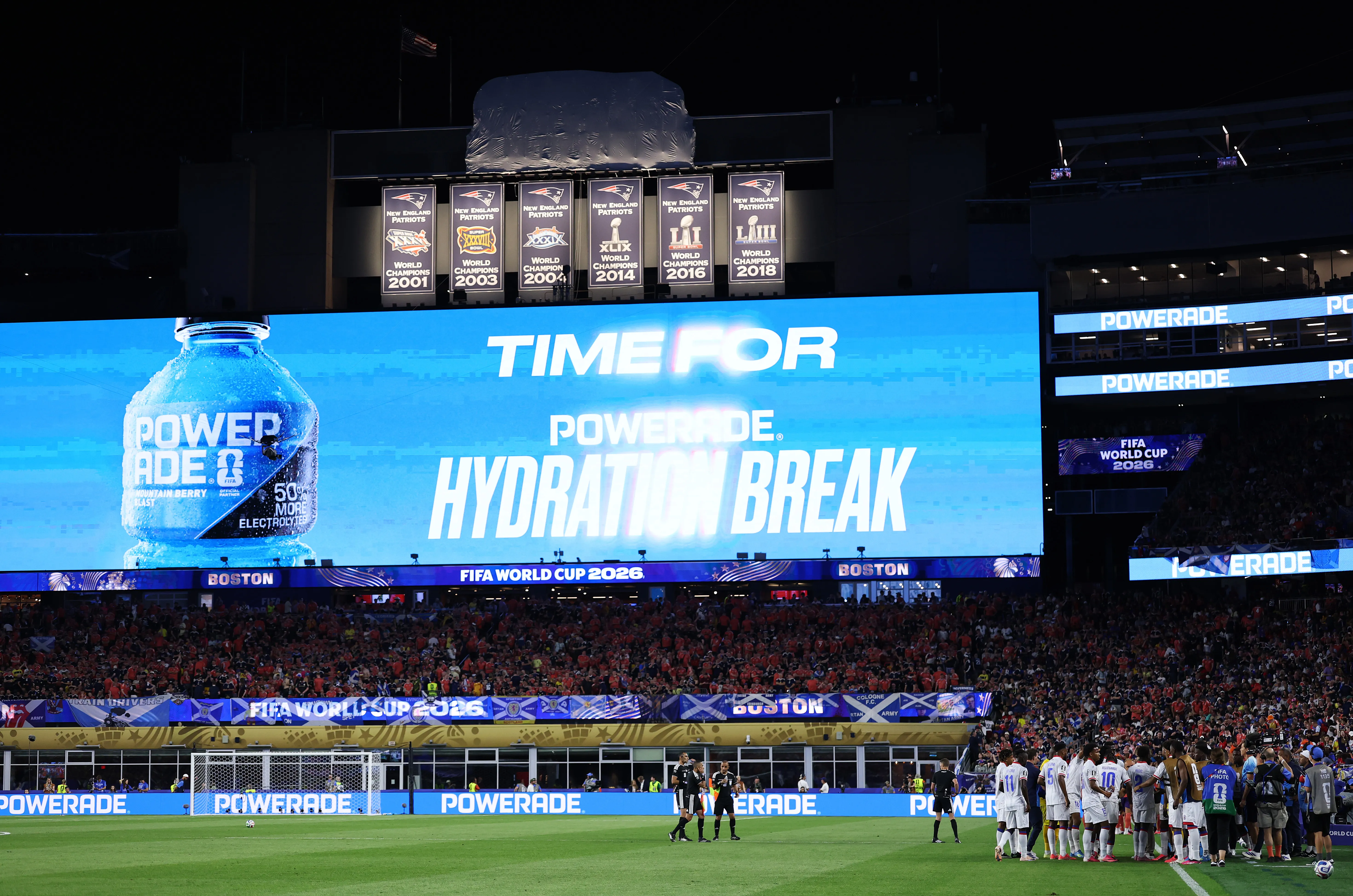 En todos los estadios del Mundial 2026 hay publicidad de una bebida energética durante la pausa de hidratación. | Foto: Getty Images.