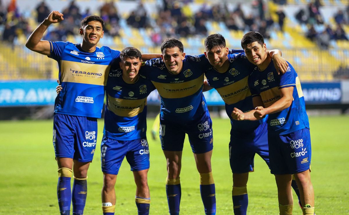Fue seleccionado y jugó en Grecia: Everton oficializa a su nuevo goleador en el fútbol chileno