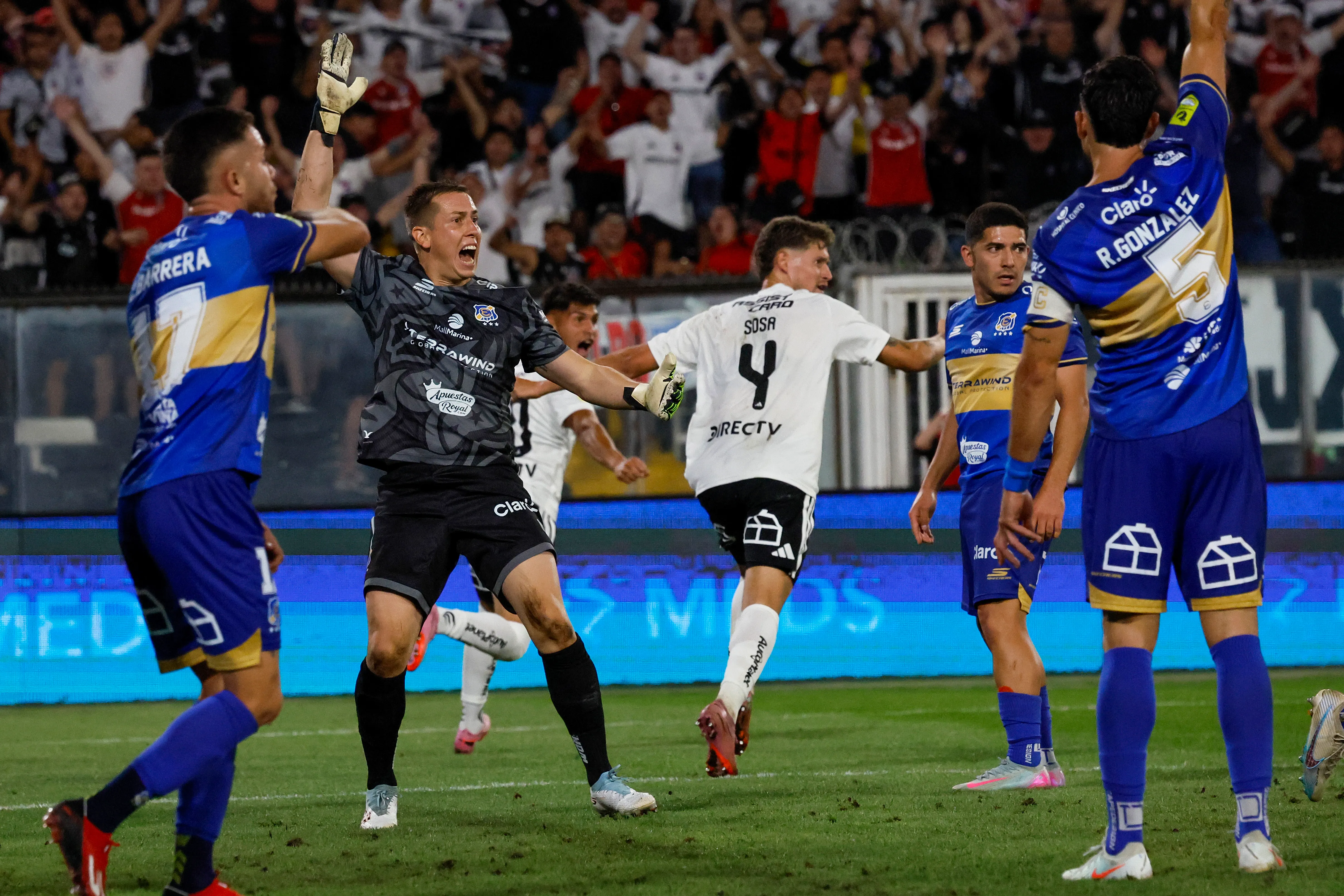 Nacho González reclama foul de Joaquín Sosa tras el gol de Yastin Cuevas. (Andres Pina/Photosport).