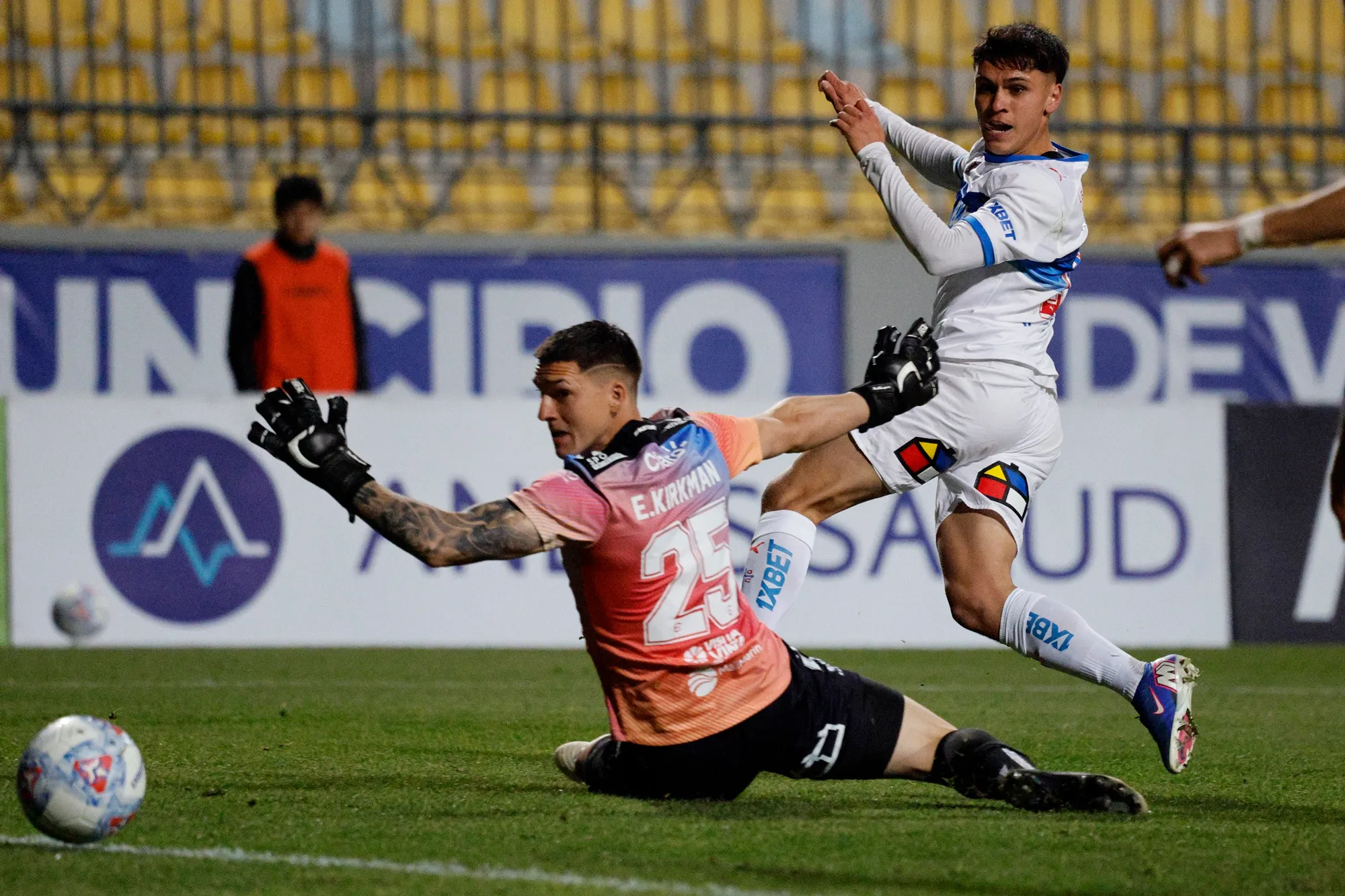Diego Corral definió muy bien ante la salida de Esteban Kirkman. (Martin Thomas/Photosport).
