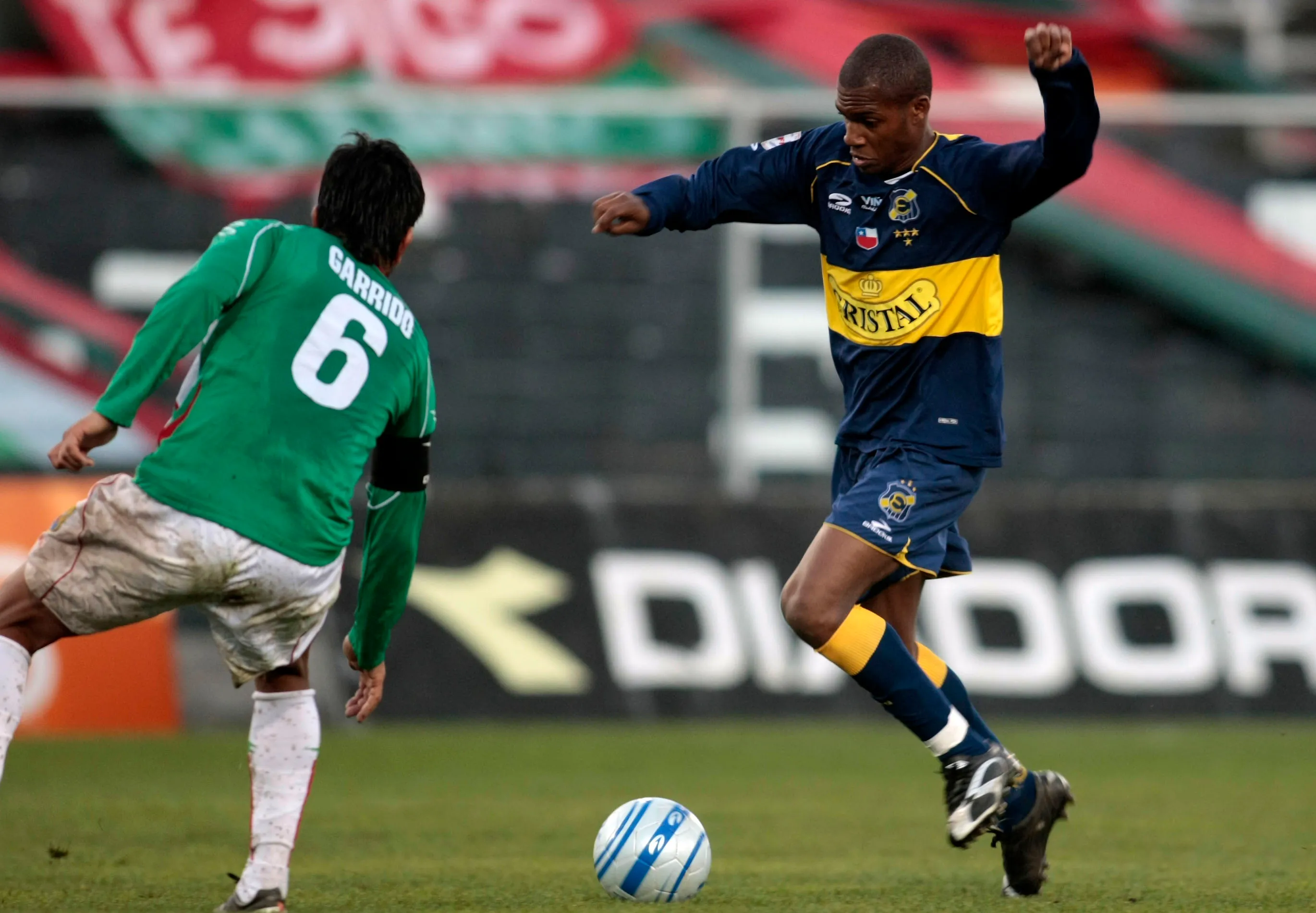 John Jairo Castillo en acción por Everton, donde tuvo un inconveniente médico que lo hizo salir del Fiscal de Talca en ambulancia. (Luis Hidalgo | Photosport).
