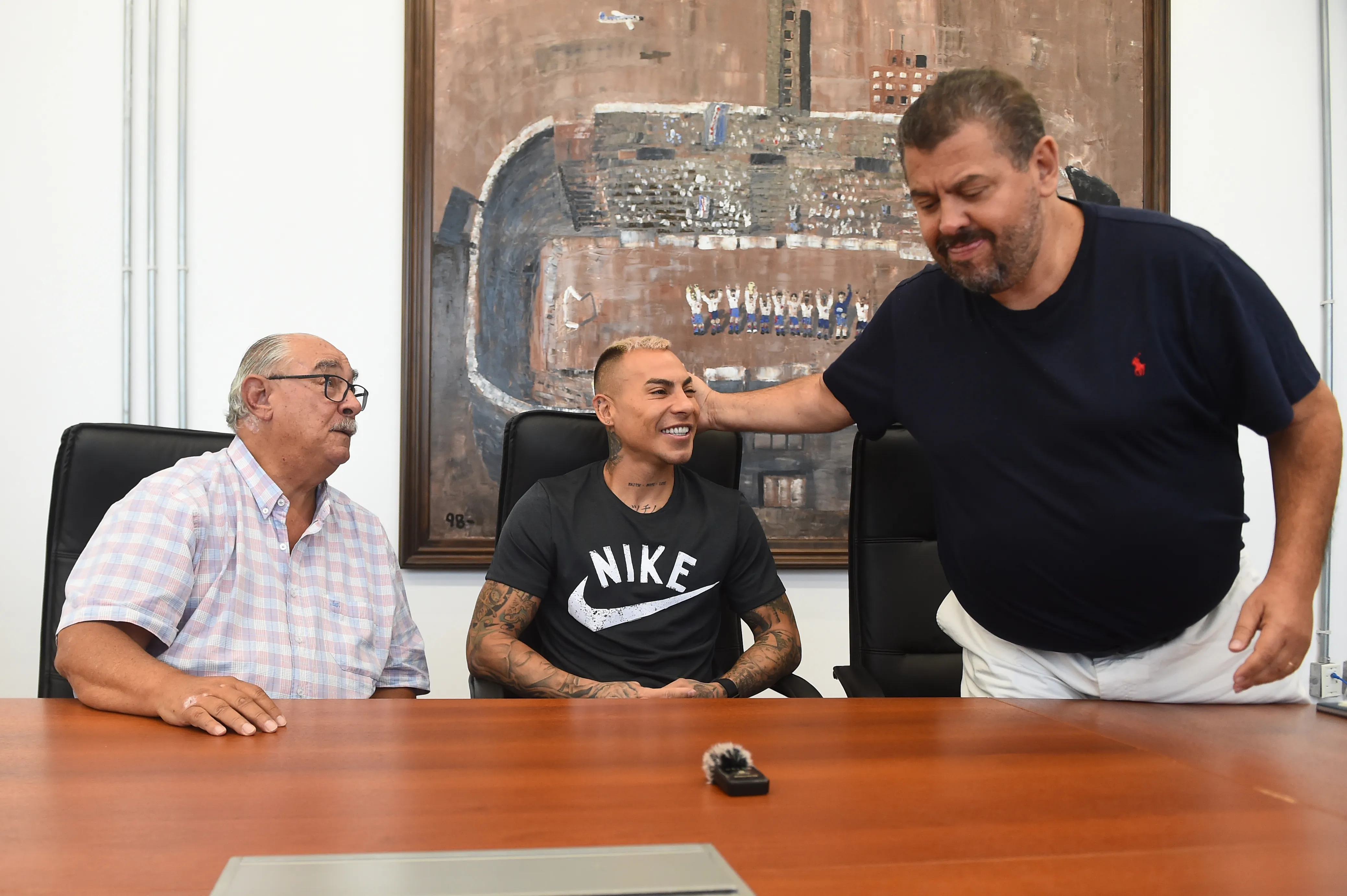 Flavio Perchman (de pie) en la presentación de Eduardo Vargas por Nacional de Uruguay. (Focouy/Photosport).