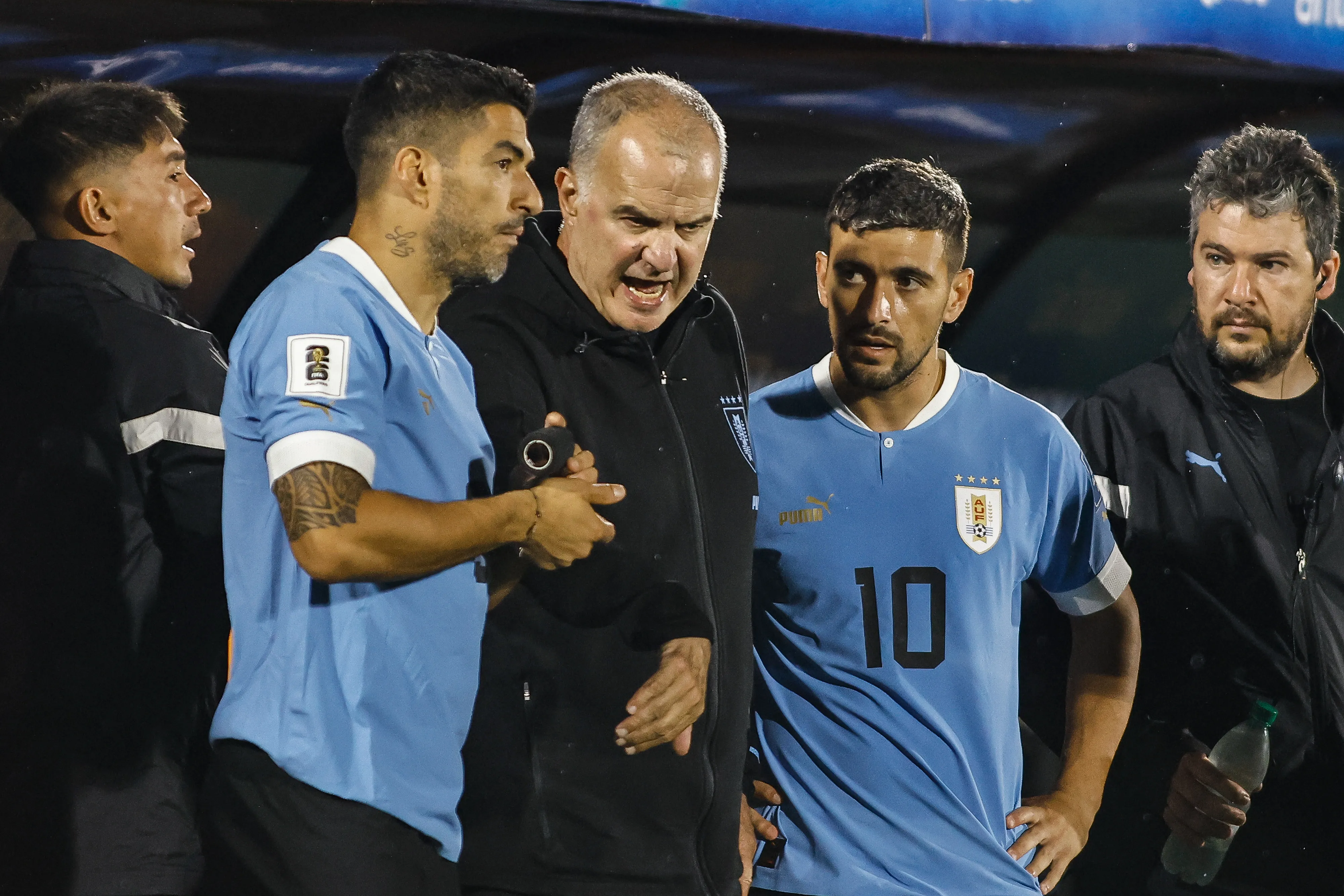 Marcelo Bielsa junto a Luis Suárez y Giorgian de Arrascaeta: a uno no lo citó y el otro, está lesionado y con pocas chances de jugar. (Ernesto Ryan/Getty Images).