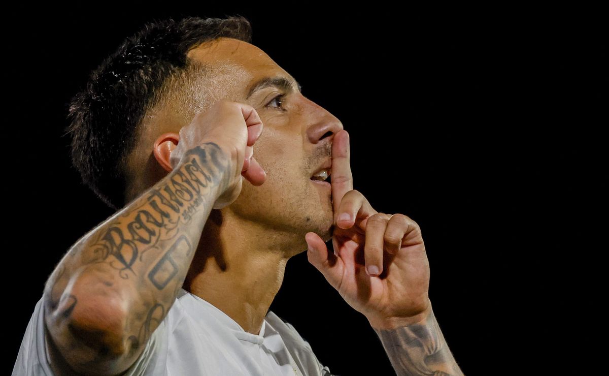 “Quieren bajar a Colo Colo para darle una mano a la U”: querido goleador albo estalla por castigo a Javier Correa