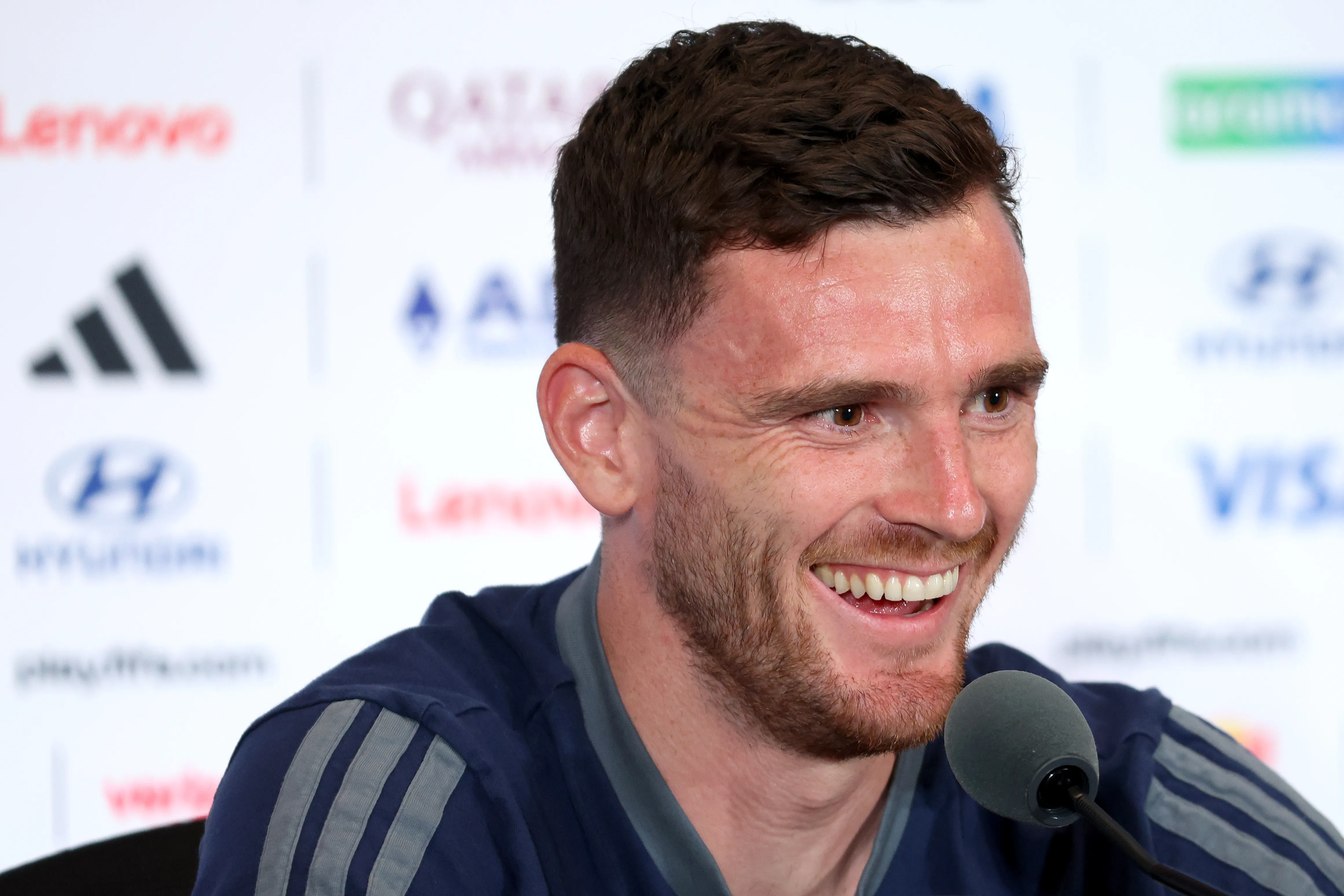 Andrew Robertson, figura y capitán de Escocia, se tomó con humor una pregunta cervecera. (Leonardo Fernandez/Getty Images).