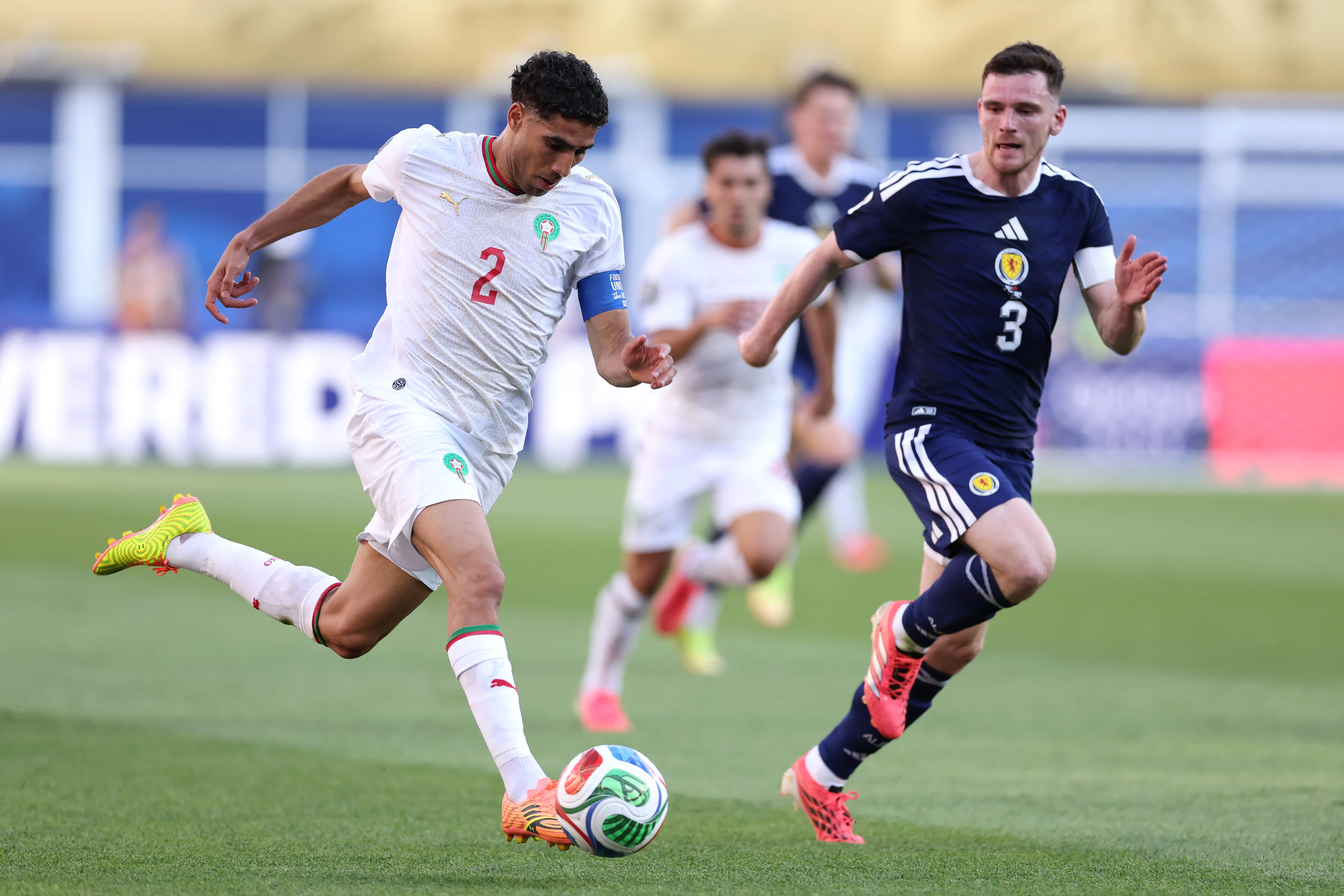 Andrew Robertson corretea a Achraf Hakimi, capitán de Marruecos. (Justin Setterfield/Getty Images).